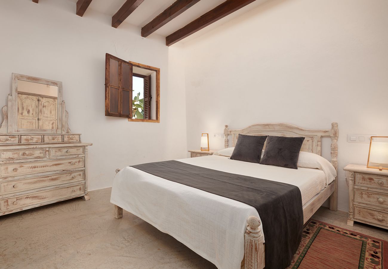 Schönes Schlafzimmer mit Doppelbett der Finca Can Guillem bei Son Macia