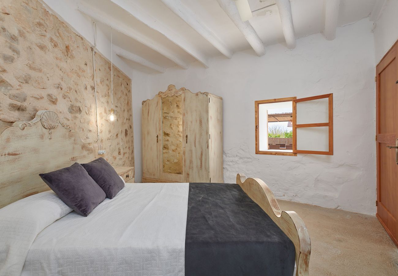 Schlafzimmer mit Doppelbett der Finca Can Guillem bei Son Macia