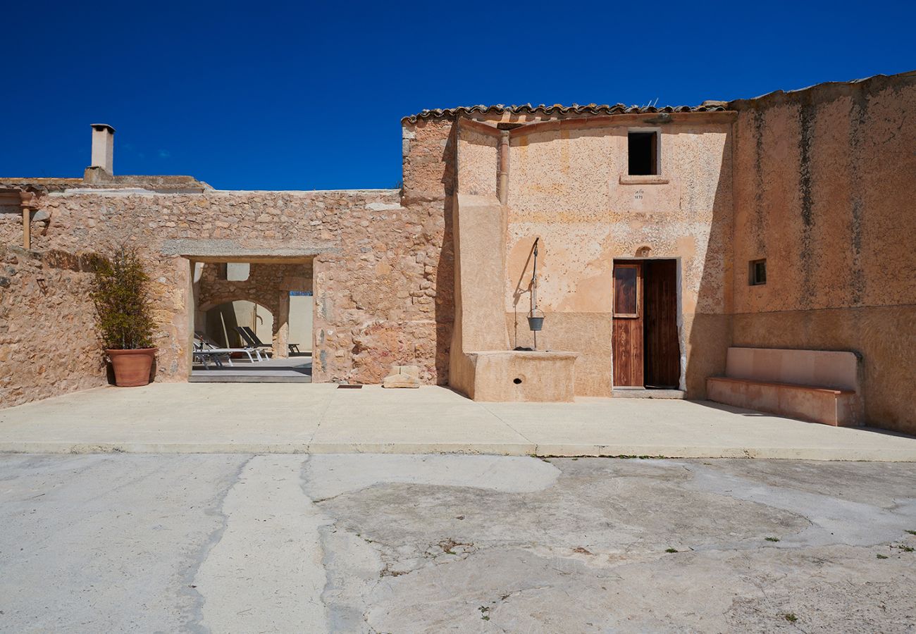 Außenbereich und Fassade der Finca Can Guillem bei Son Macia