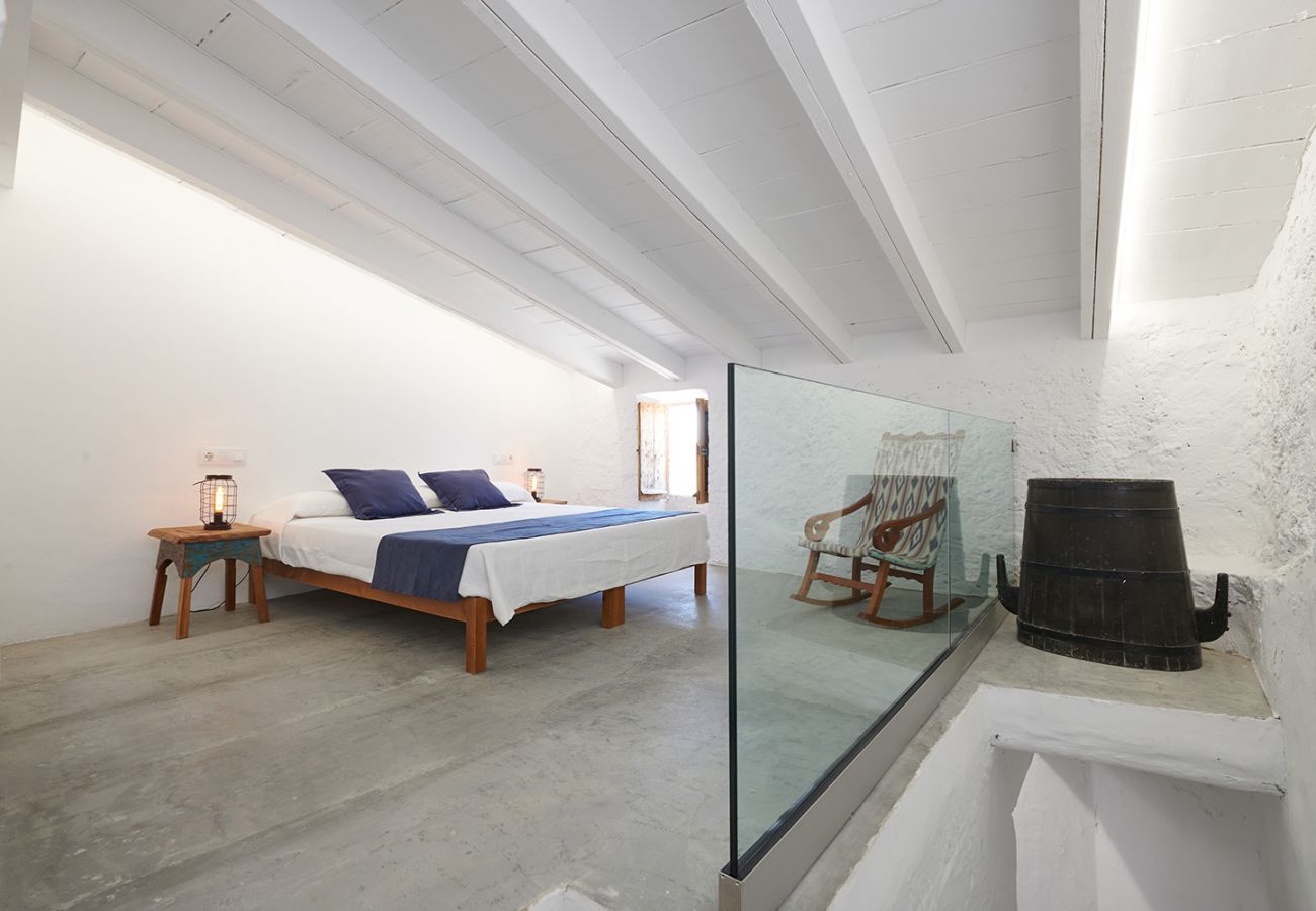 Modernes Schlafzimmer mit Doppelbett der Finca Can Guillem bei Son Macia