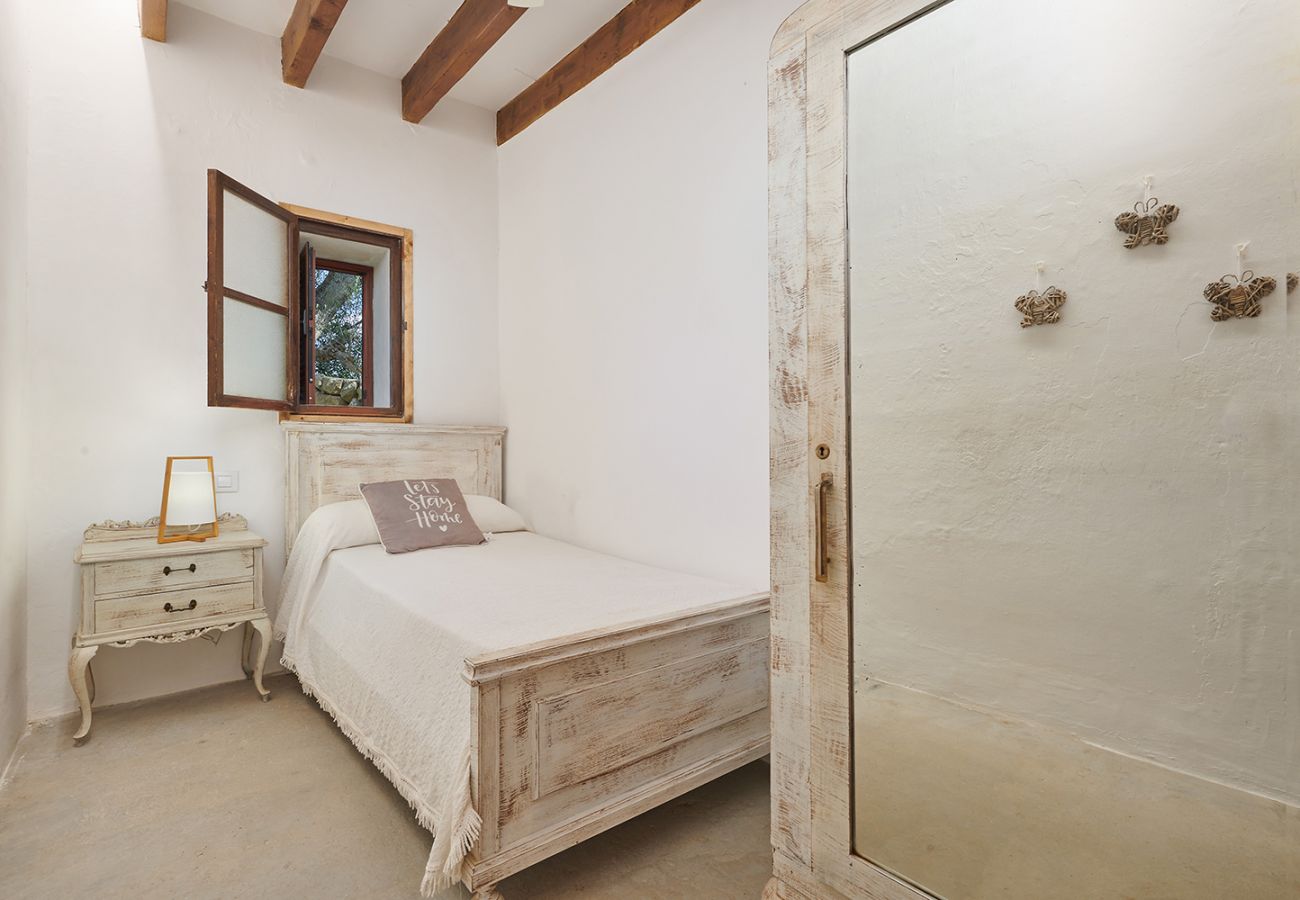 Schlafzimmer mit Einzelbett der Finca Can Guillem bei Son Macia