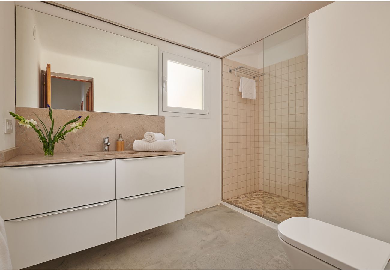 Modernes Badezimmer mit Dusche der Finca Can Guillem bei Son Macia