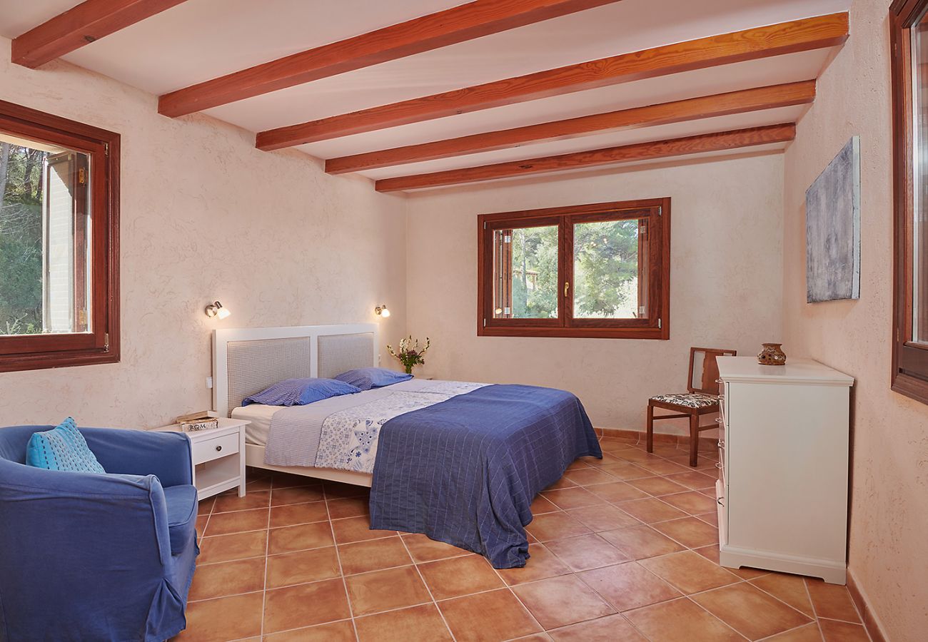 Schlafzimmer mit Doppelbett der Finca Estrella bei Arta