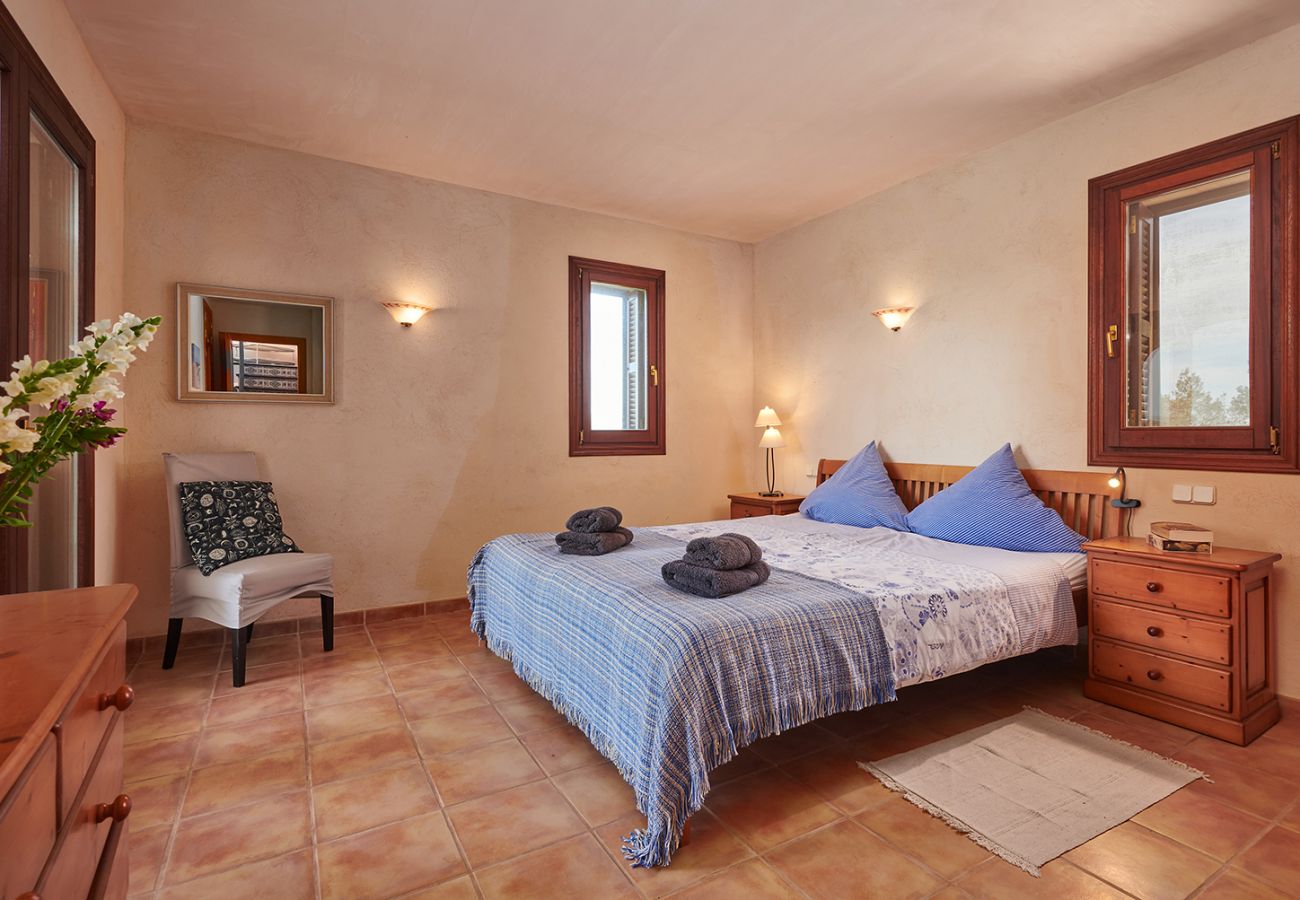 Schlafzimmer mit Doppelbett und Bad en Suite der Finca Estrella bei Arta