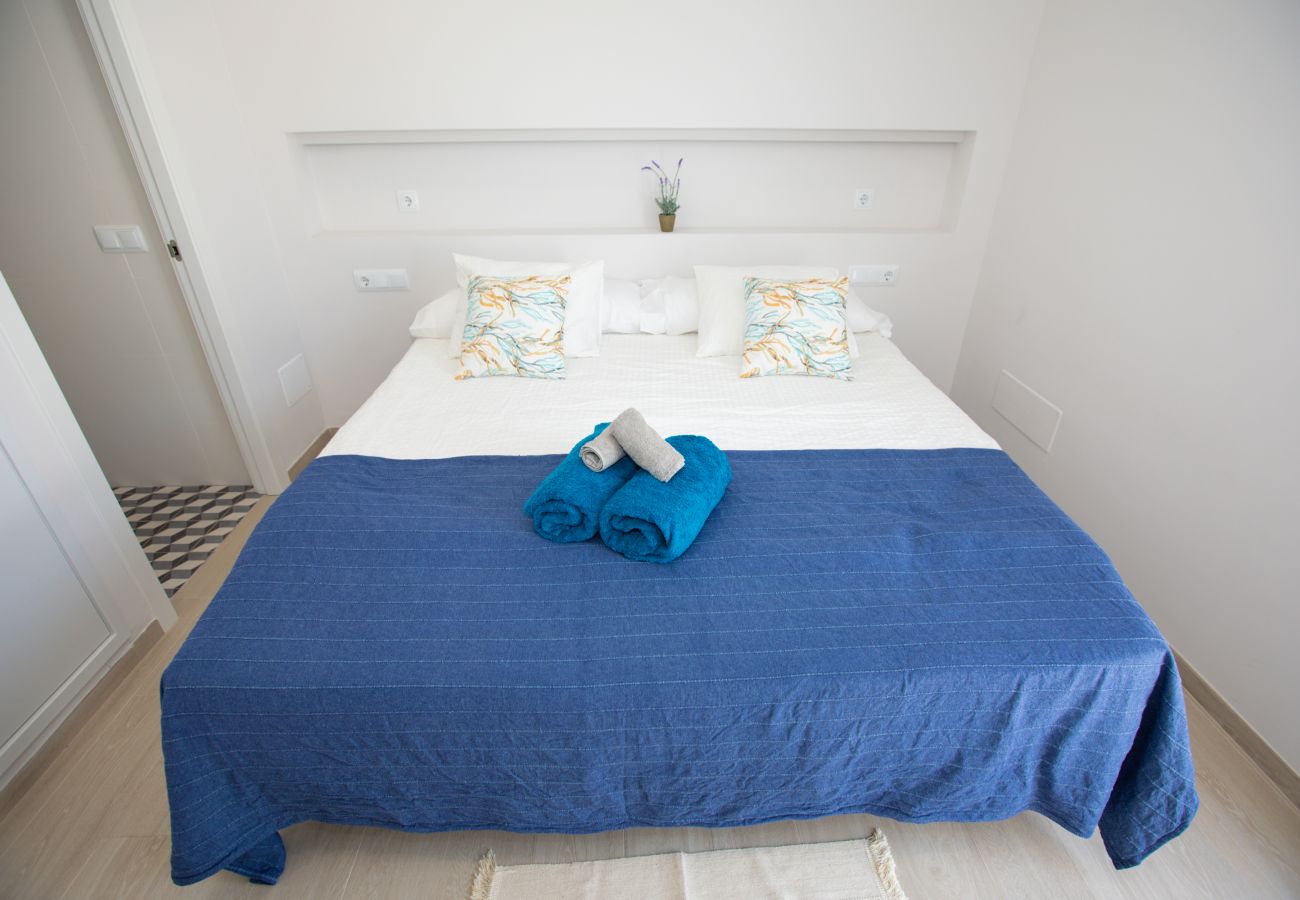 Schlafzimmer mit Doppelbett der Finca Bruma bei Son Serra de Marina