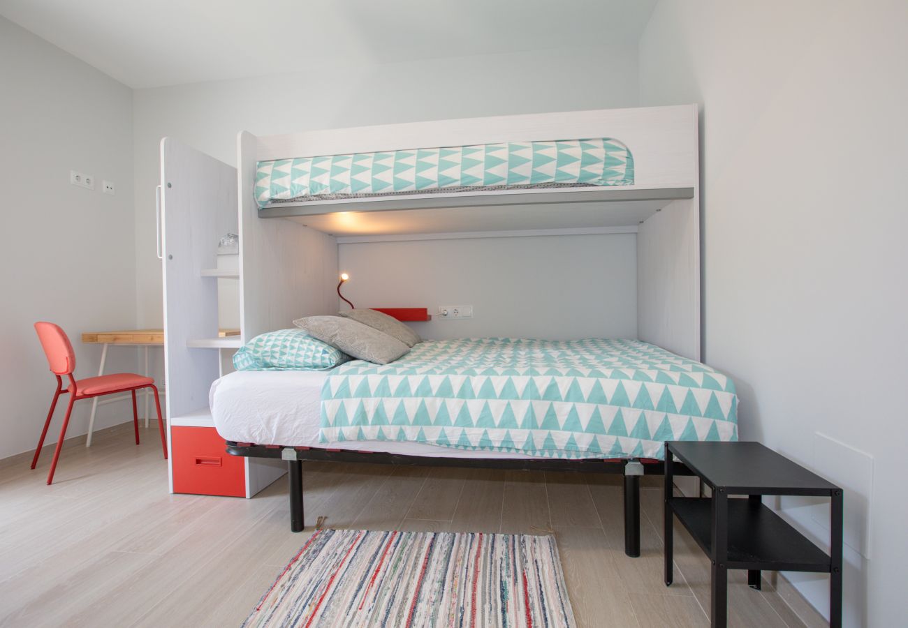 Schlafzimmer mit Hochbett der Finca Bruma bei Son Serra de Marina