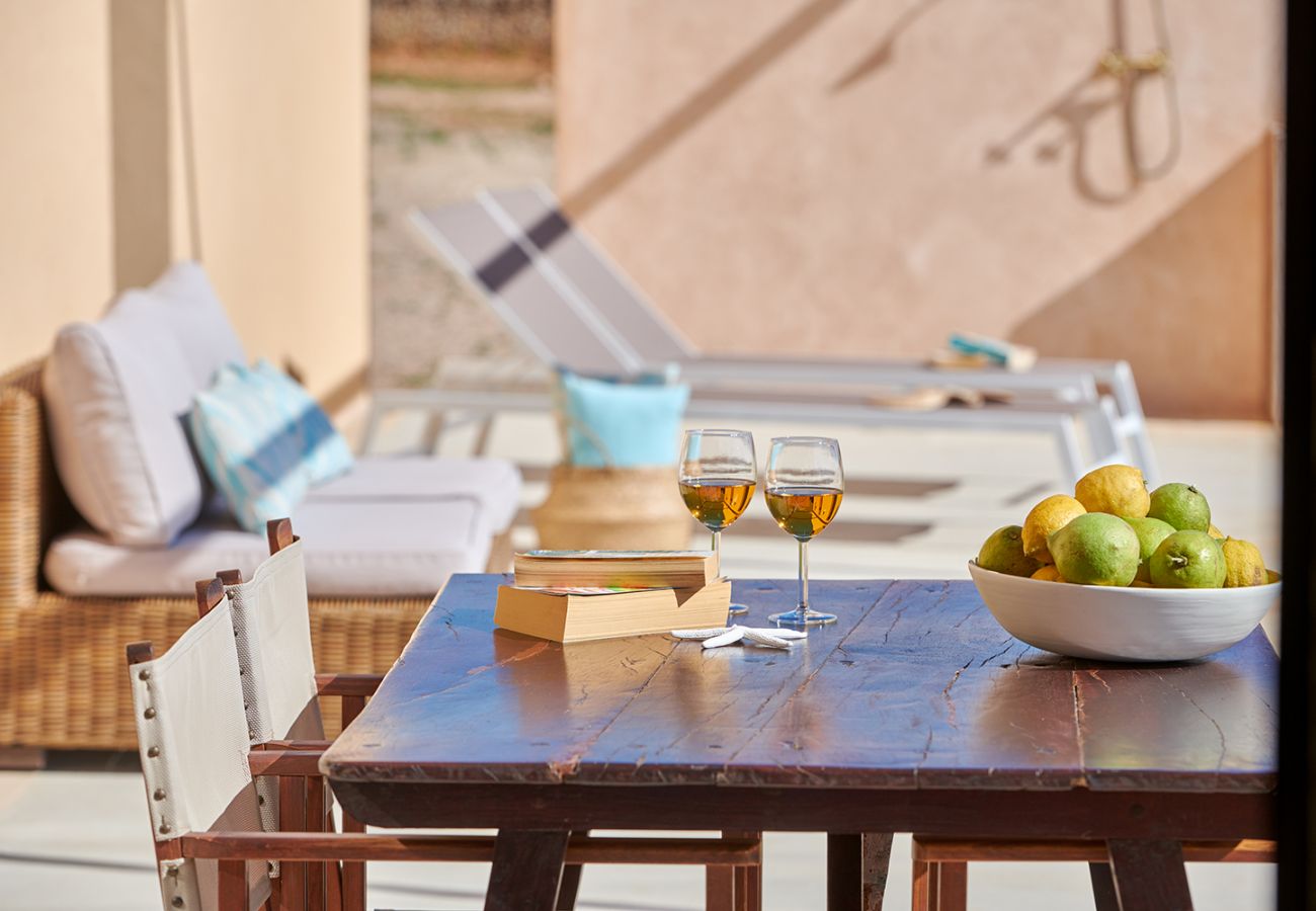 Terrasse mit Esstisch der Finca Ses Figueretes in Felanitx