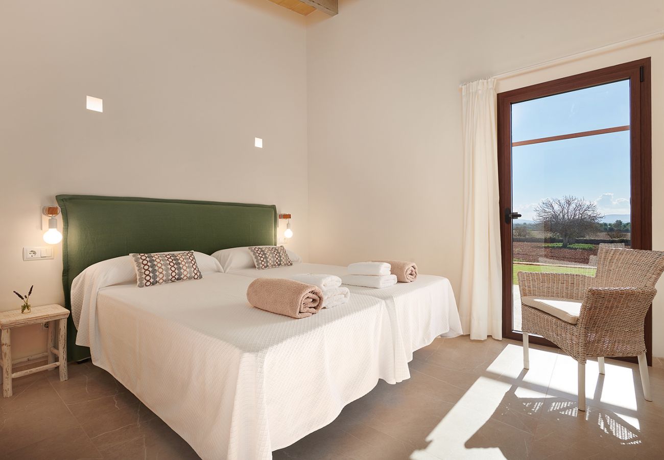 Schlafzimmer mit 2 Einzelbetten der Finca Ses Figueretes in Felanitx