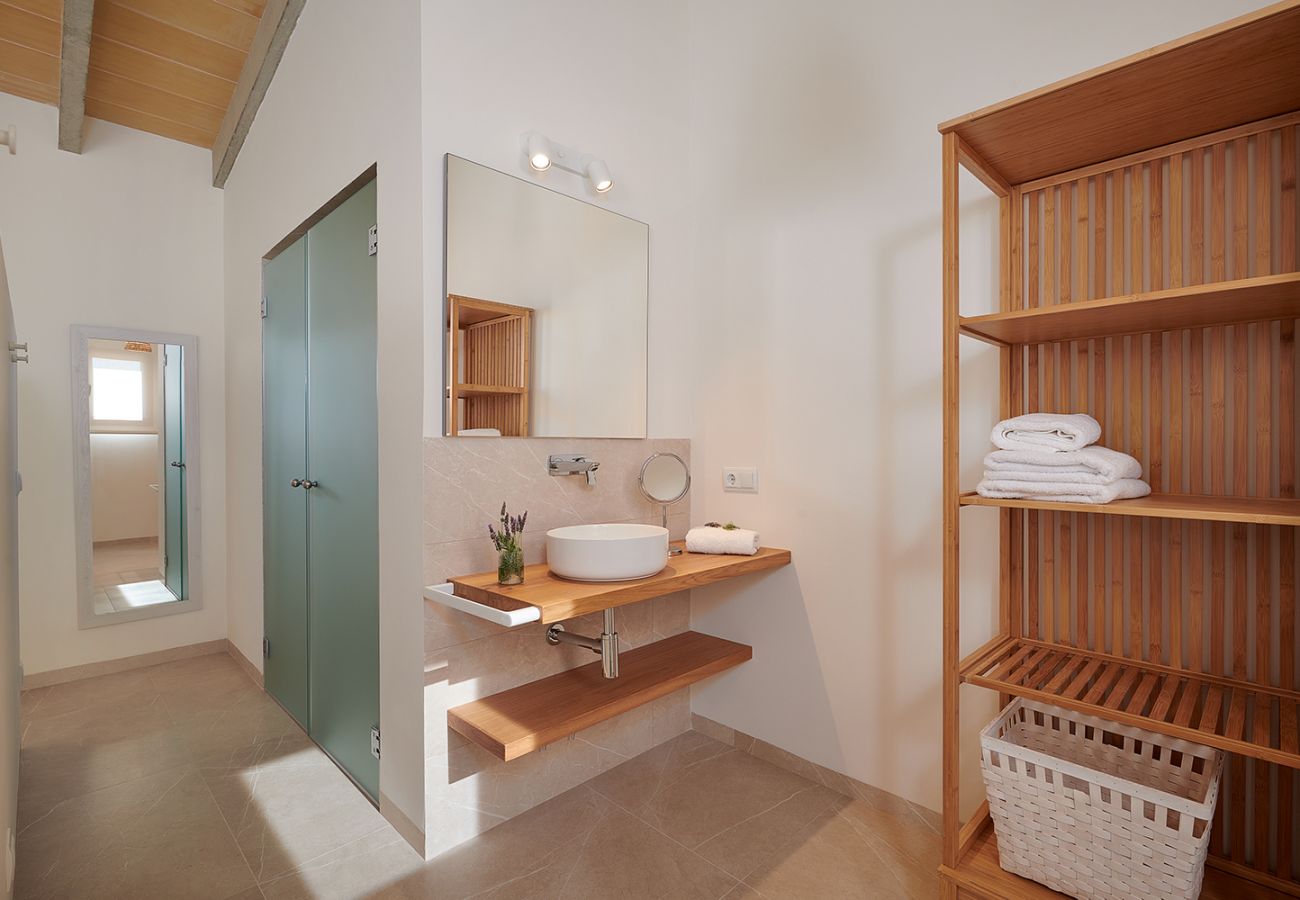 Modernes Badezimmer der Finca Ses Figueretes in Felanitx
