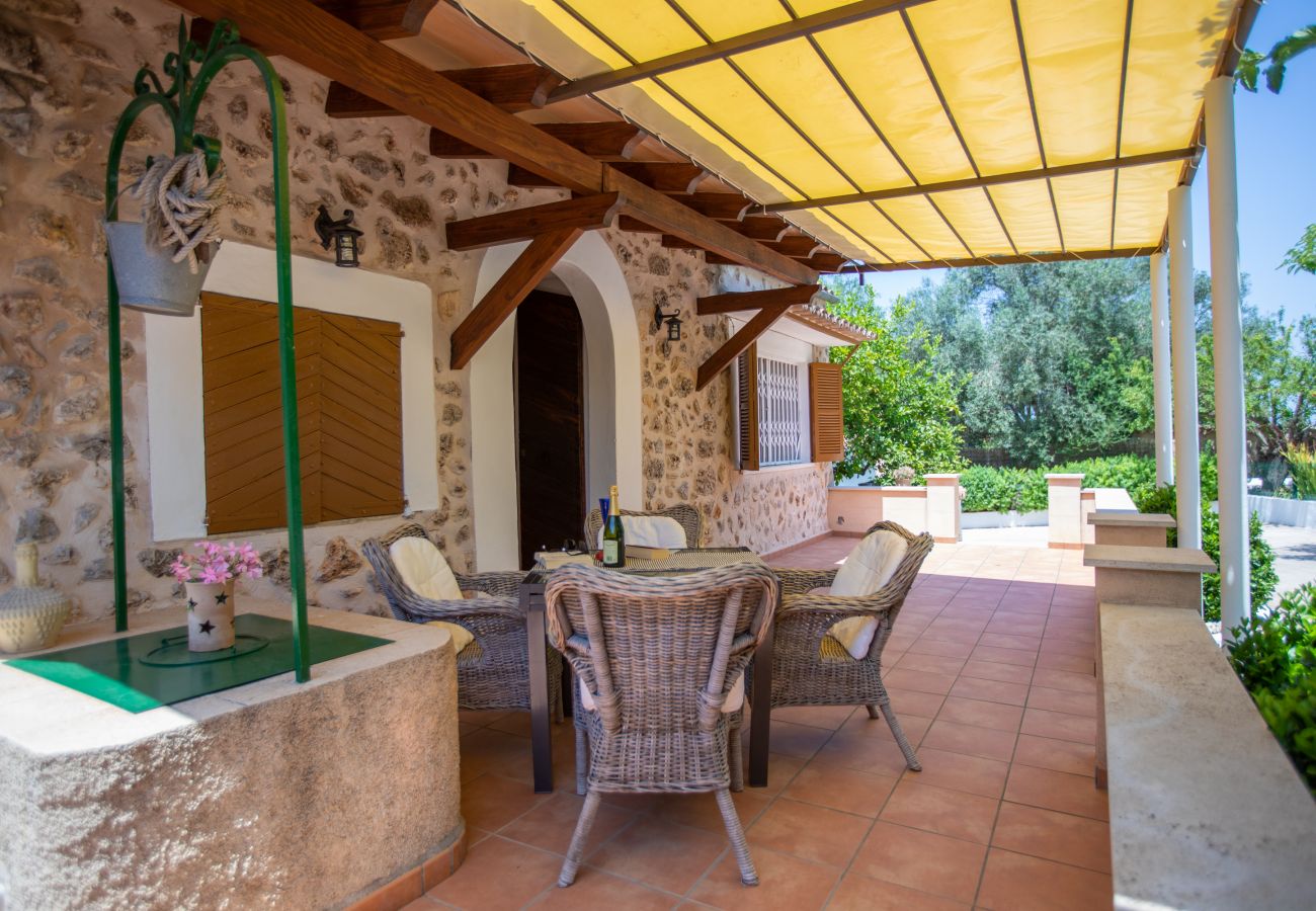 Terrasse und Esstisch der Finca Las Naranjas in Costix