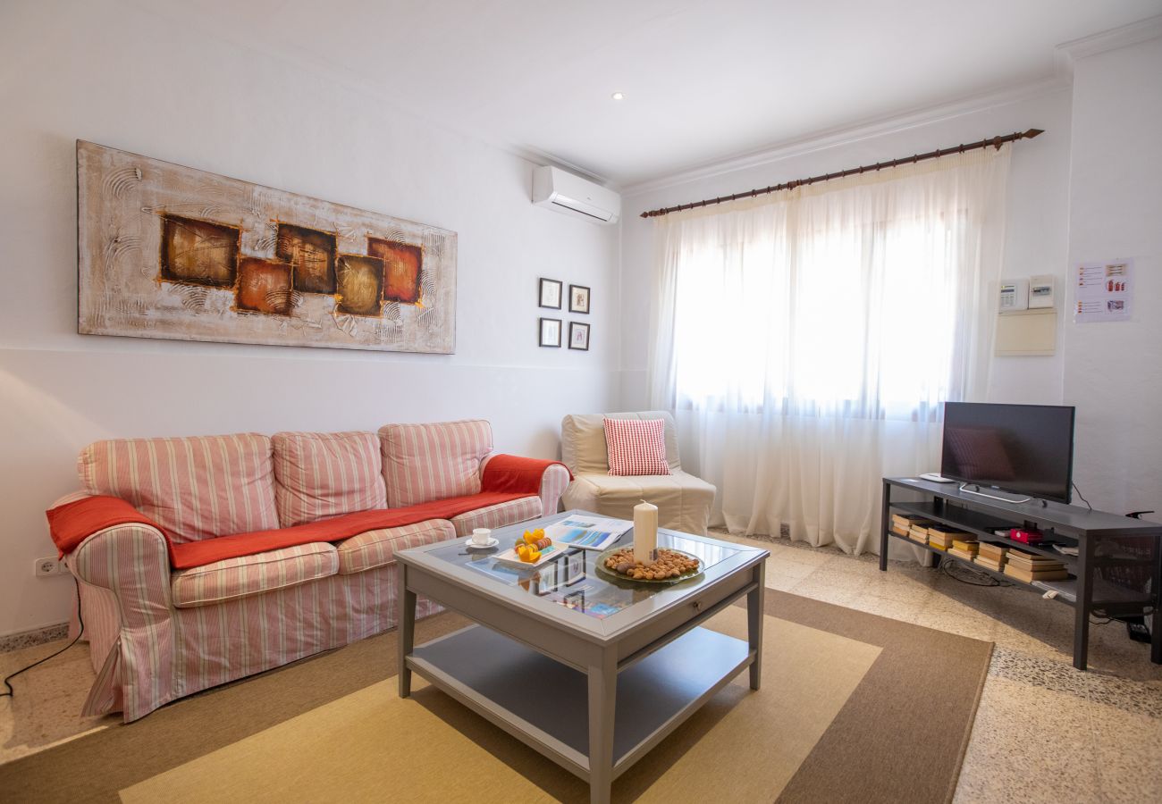 Wohnzimmer und TV der Finca Las Naranjas in Costix