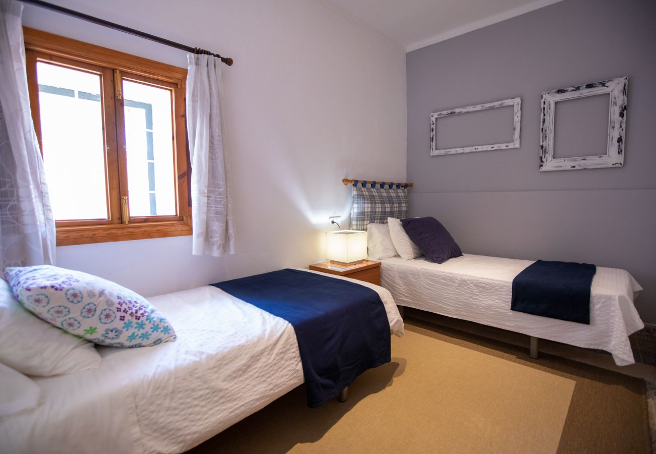 Schlafzimmer mit Einzelbetten der Finca Las Naranjas in Costix