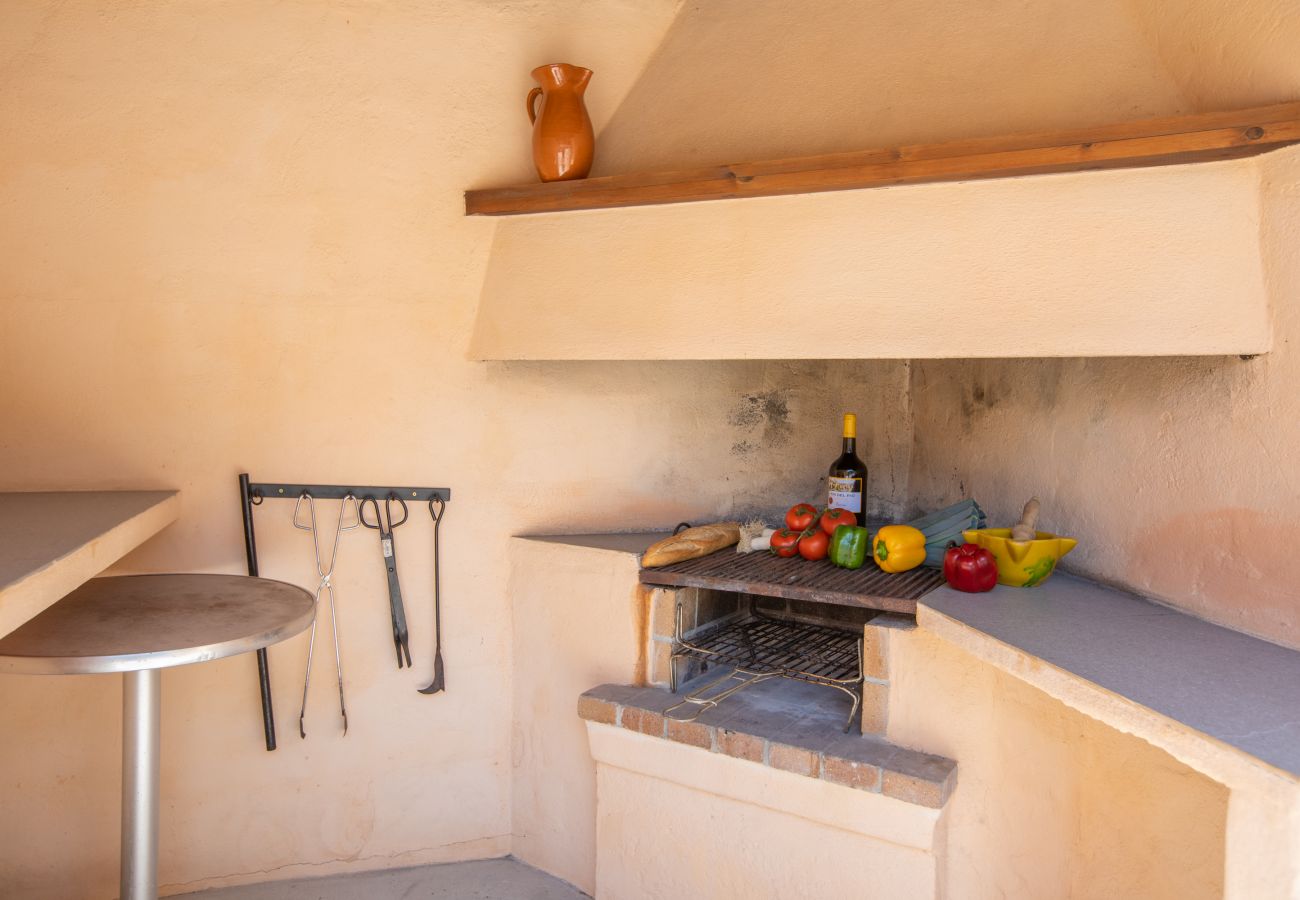 Moderne Aussenküche der Finca Las Naranjas in Costix