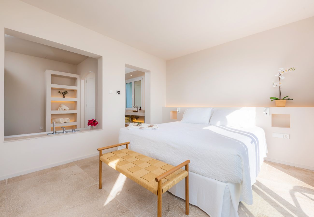 Helles Schlafzimmer mit Doppelbett der Finca Can Pati in Canyamel
