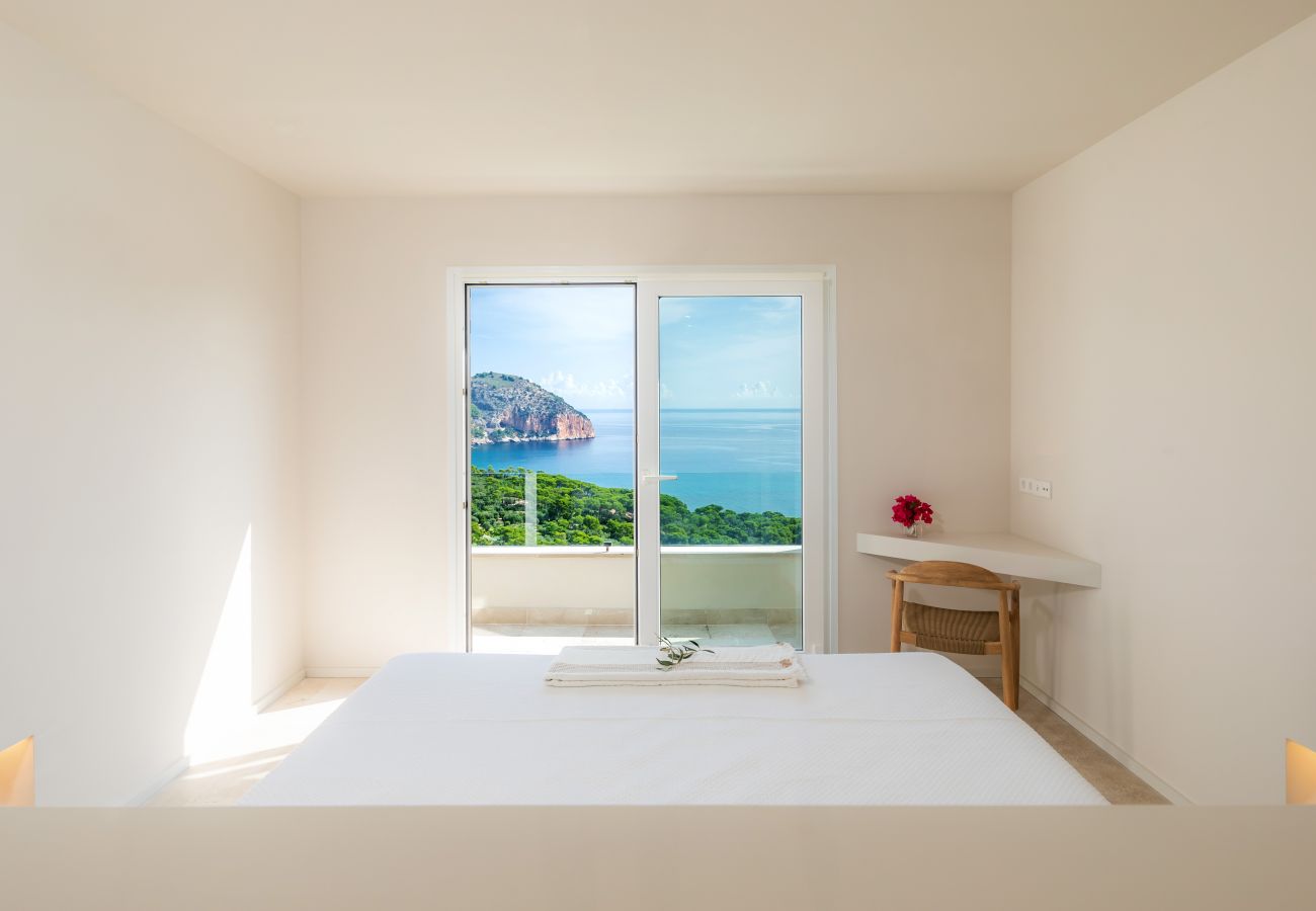 Schlafzimmer mit schönem Ausblick der Finca Can Pati in Canyamel
