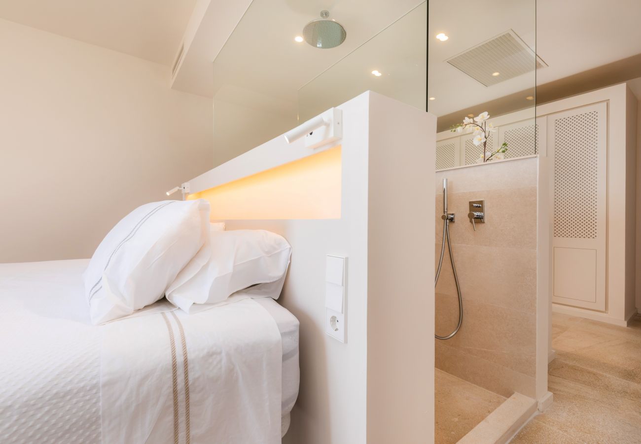 Schlafzimmer mit Doppelbett der Finca Can Pati in Canyamel