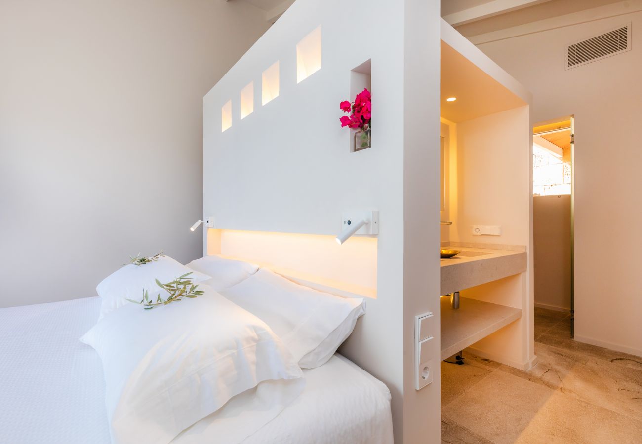 Schlafzimmer mit Doppelbett der Finca Can Pati in Canyamel