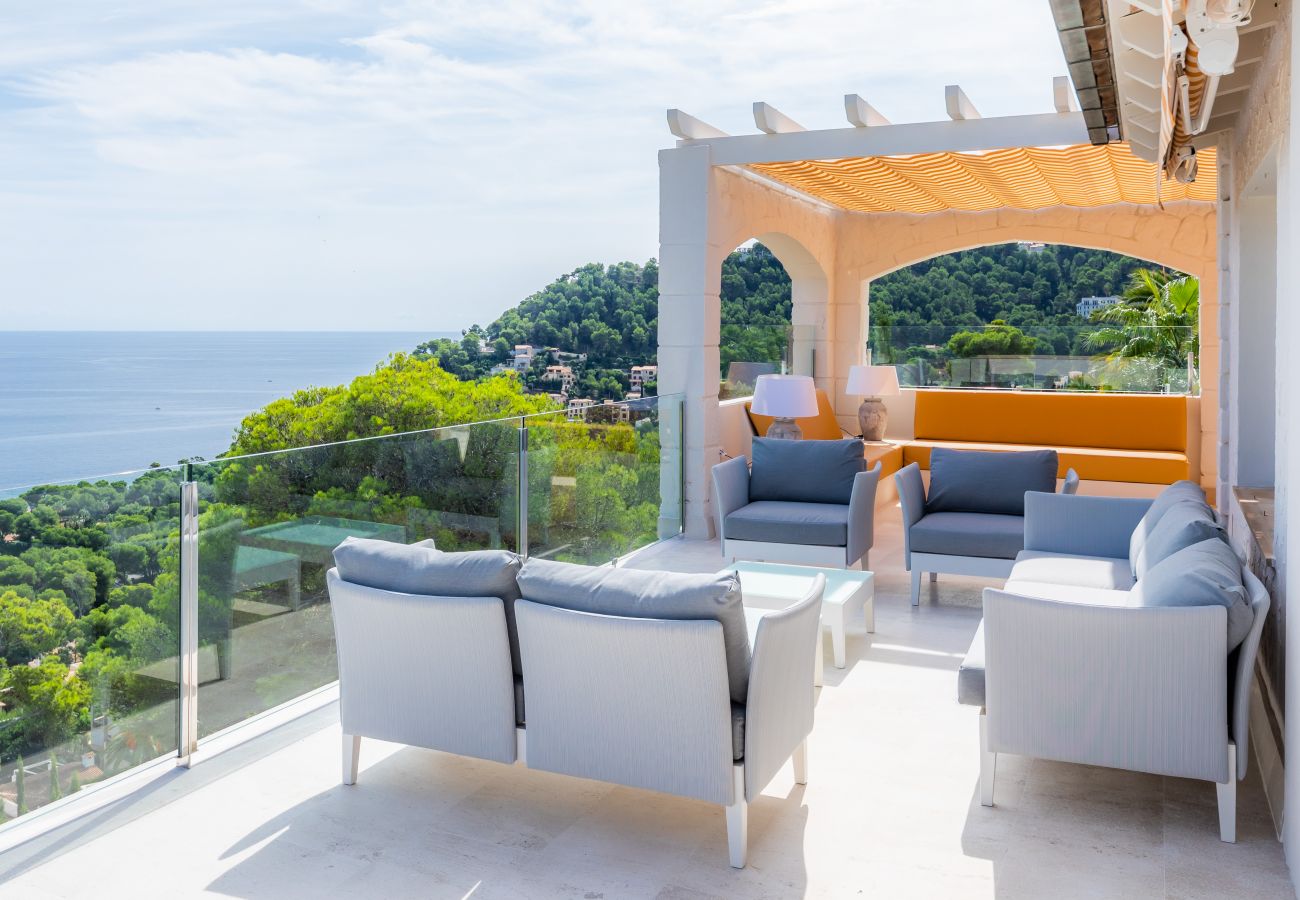 Terrasse mit Lounge der Finca Can Pati in Canyamel