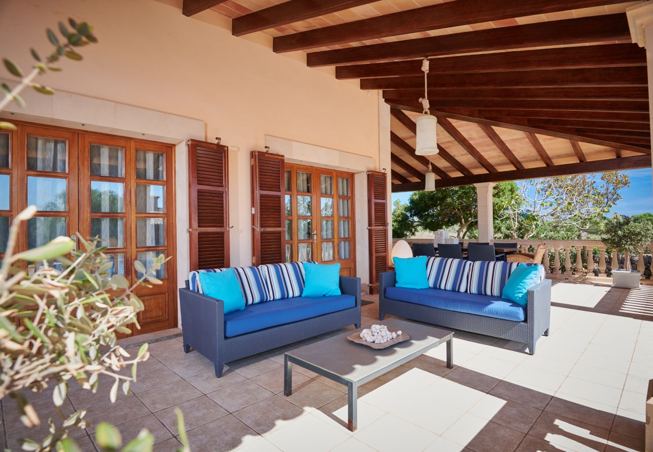 Terrasse mit Lounge der Finca Casa Cala Santanyi in Cala Santanyi