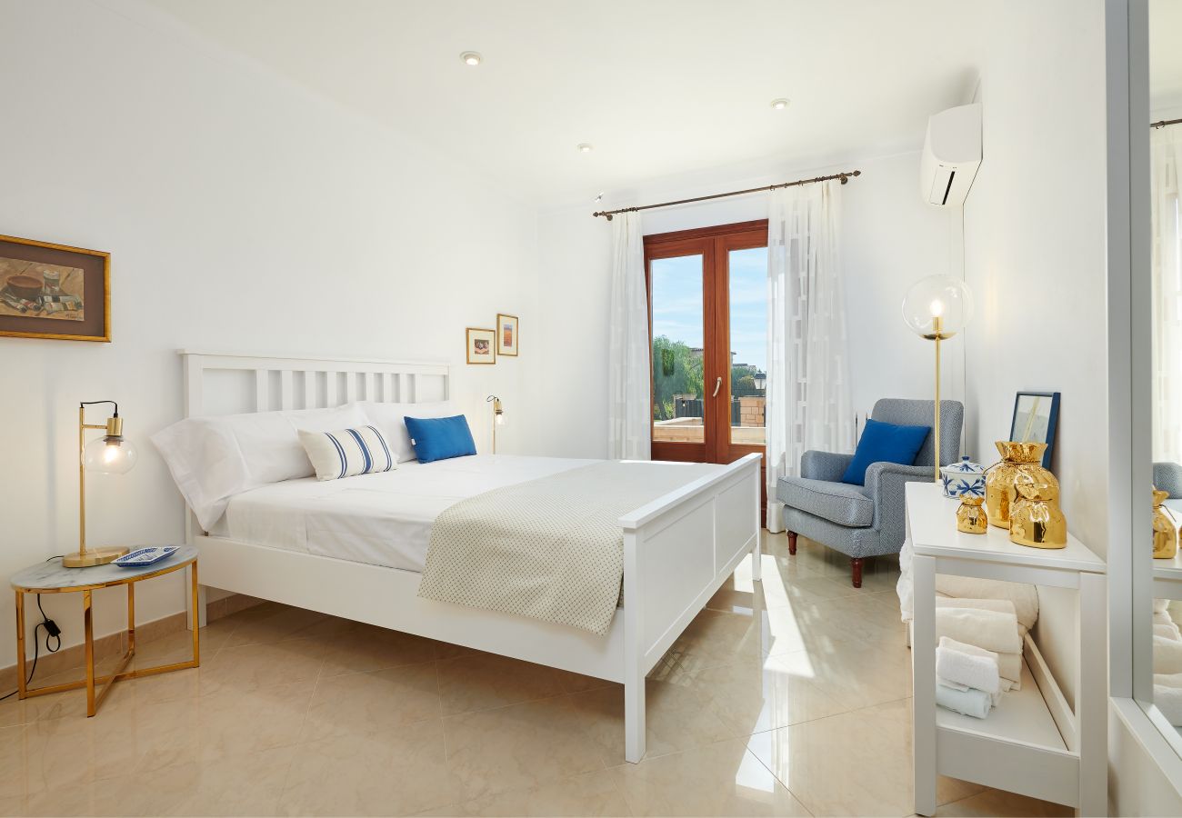 Schlafzimmer mit Doppelbett der Finca Casa Cala Santanyi in Cala Santanyi