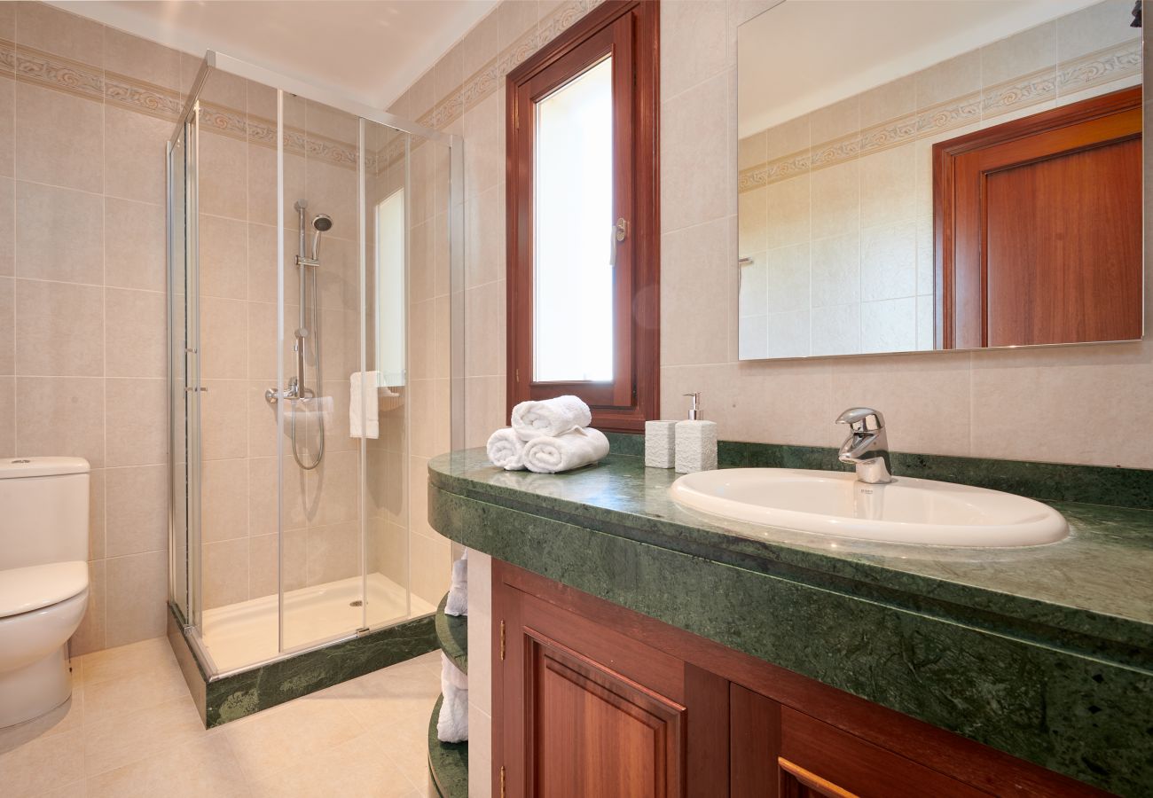 Badezimmer mit Dusche der Finca Casa Cala Santanyi in Cala Santanyi