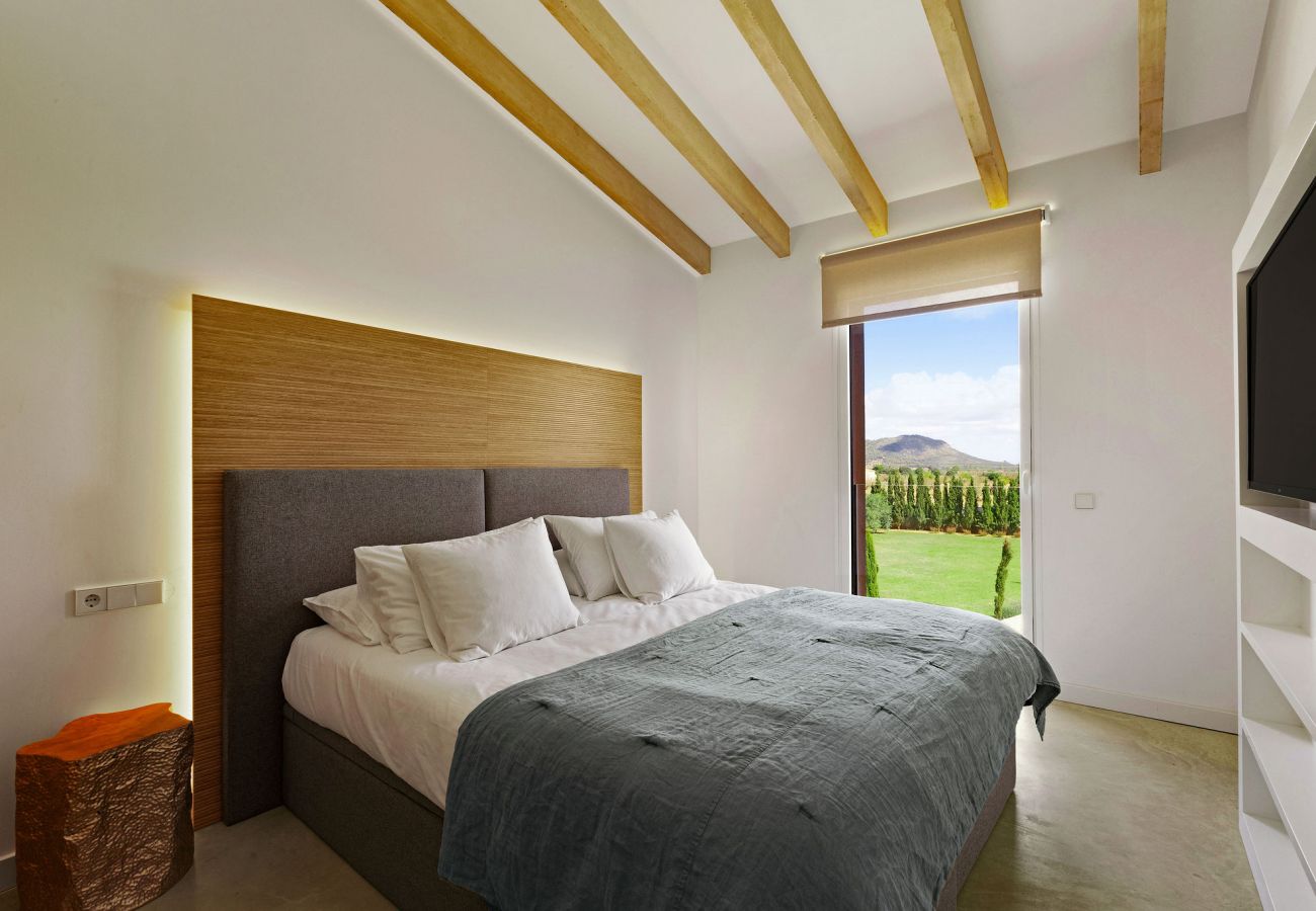 Schlafzimmer mit Doppelbett der Finca Sunset in Inca 