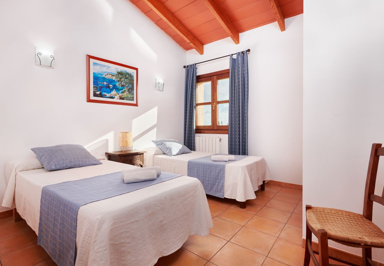 Schlafzimmer mit zwei Einzelbetten der Finca Casa Tolo bei Son Servera