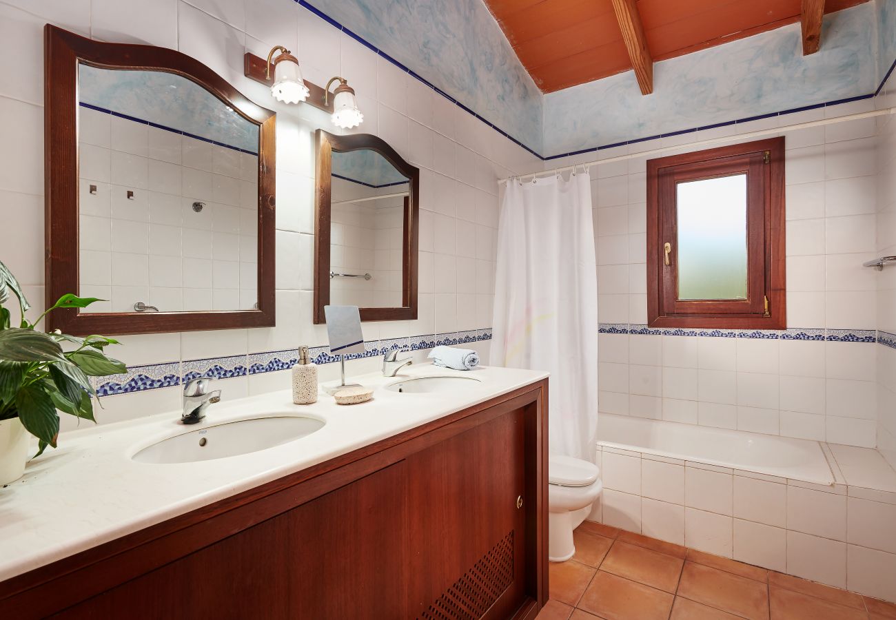 Badezimmer mit Dusche der Finca Casa Tolo bei Son Servera