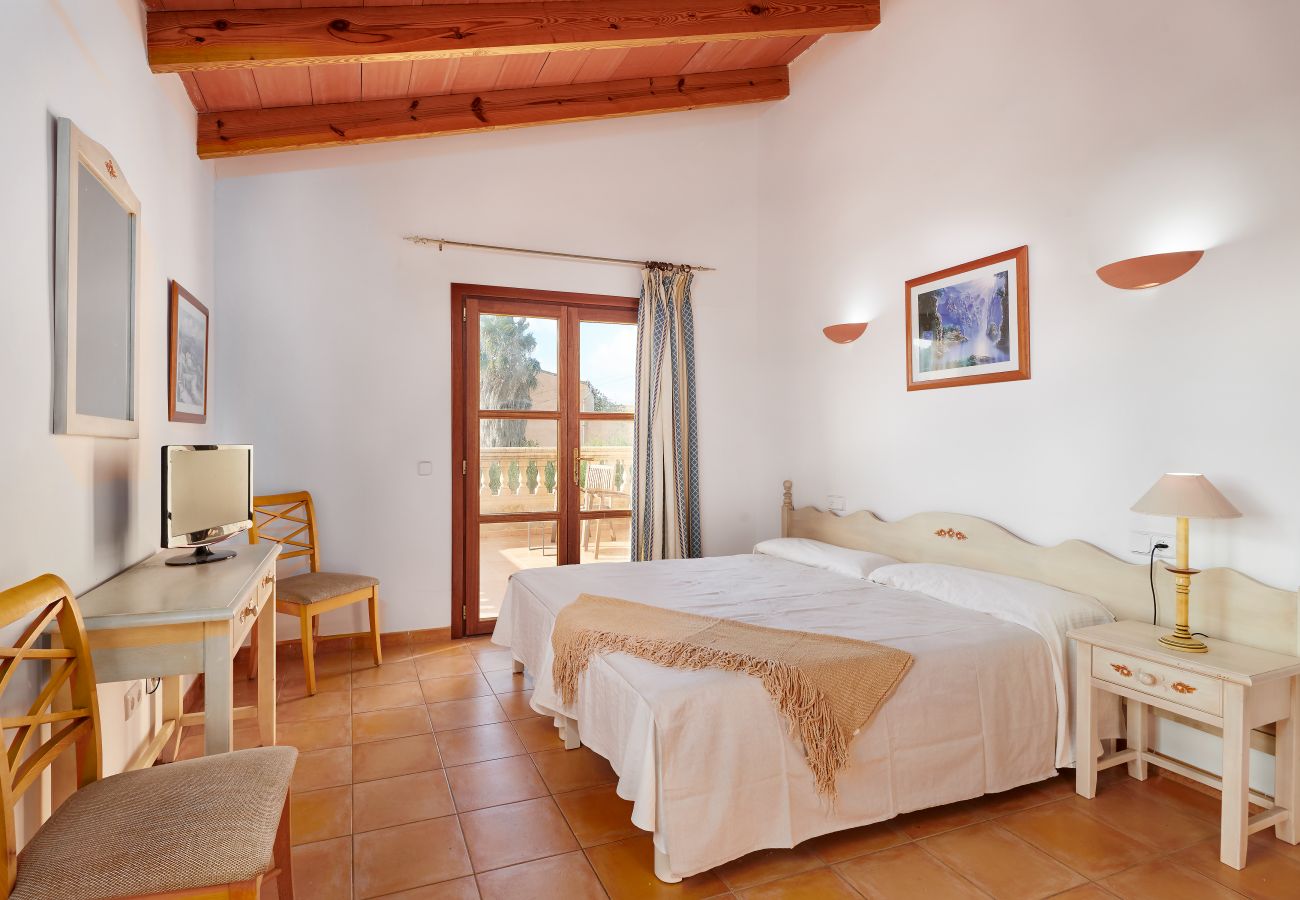 Schlafzimmer mit Doppelbett der Finca Casa Tolo bei Son Servera