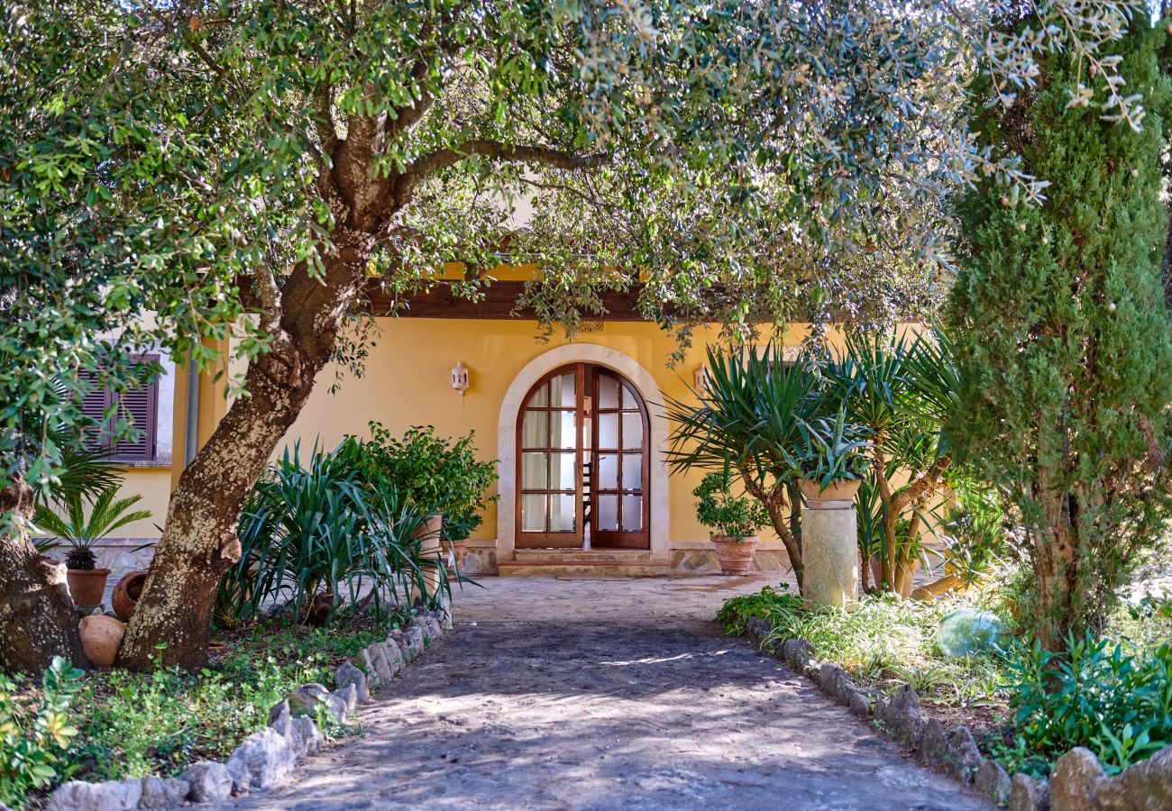 Eingang und Garten der Casa Tolo bei Son Servera