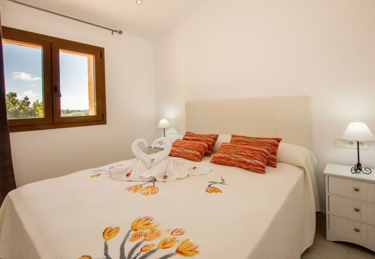 Schlafzimmer mit Doppelbett der Finca Petitona in Buger