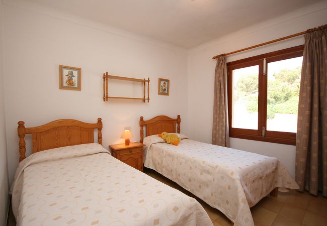 Schlafzimmer mit zwei Einzelbetten der Finca Casa Michaela 6 bei Porto Petro