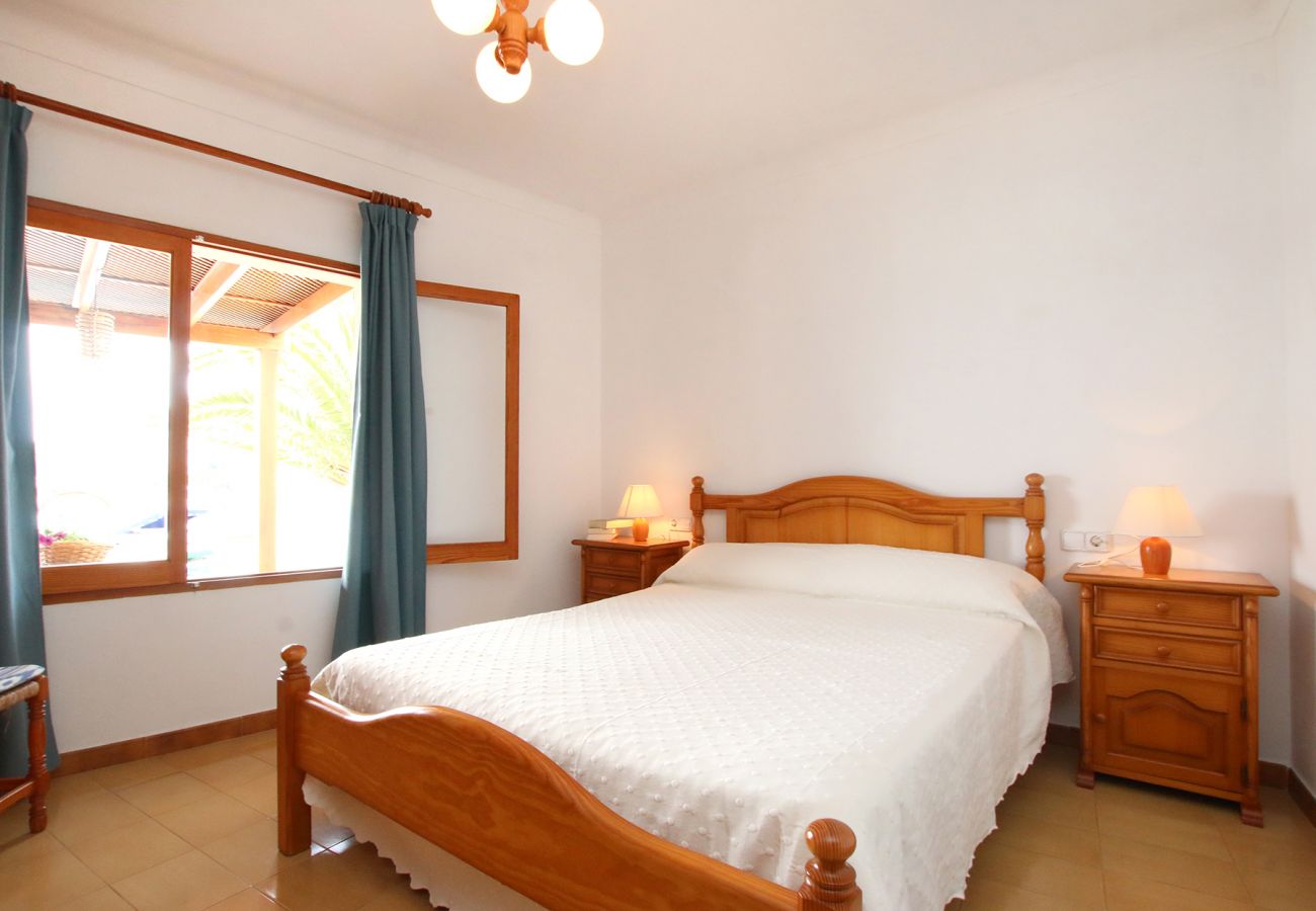 Schlafzimmer mit Doppelbett der Finca Casa Michaela 6 bei Porto Petro