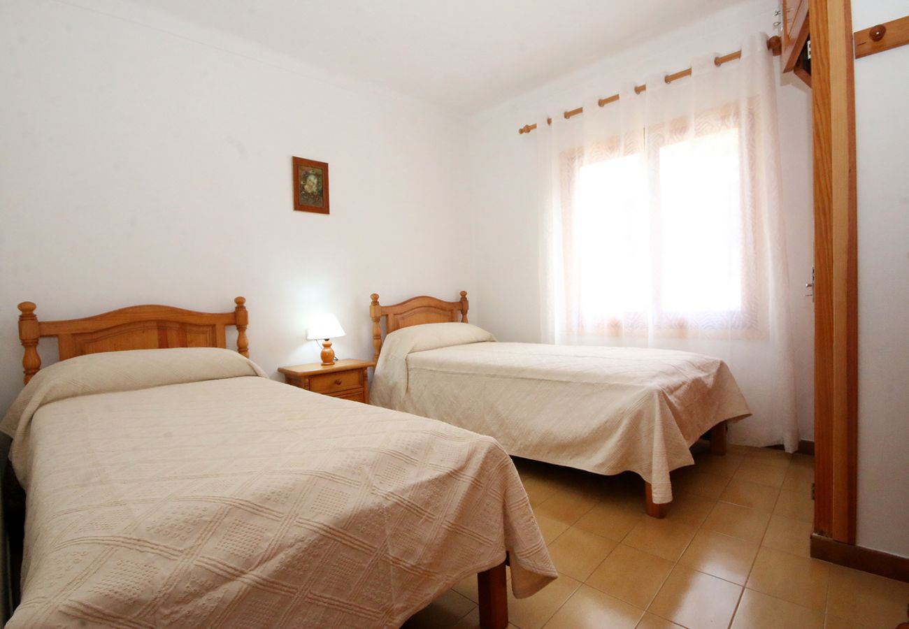 Schlafzimmer mit zwei Einzelbetten der Finca Casa Michaela 6 bei Porto Petro