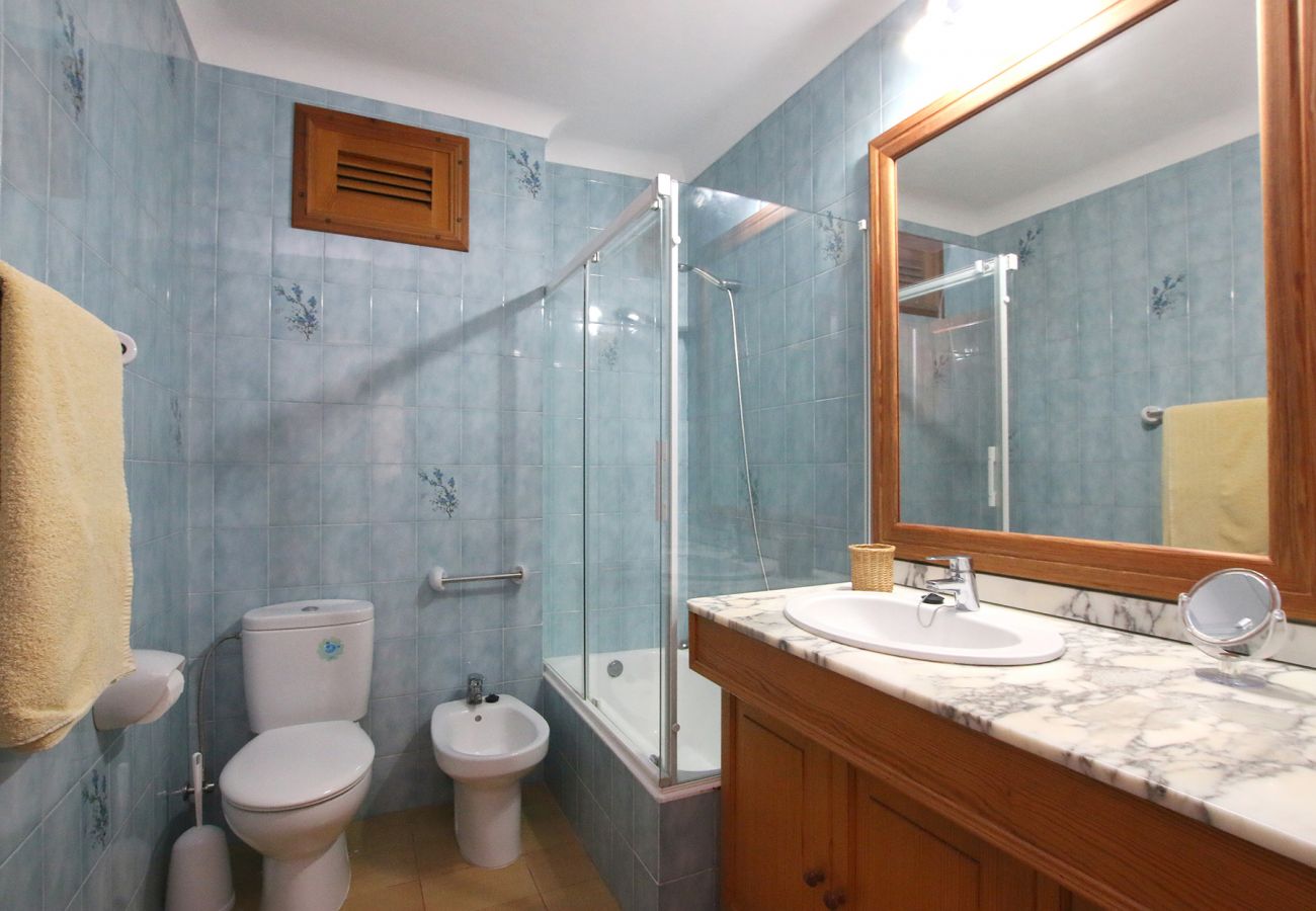 Badezimmer mit Dusche der Finca Casa Michaela 6 bei Porto Petro