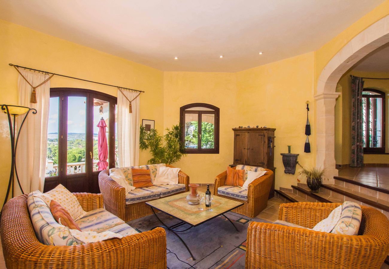 Wohnzimmer und Sitzmöglichkeiten der Finca Casa Canyamel bei Canyamel