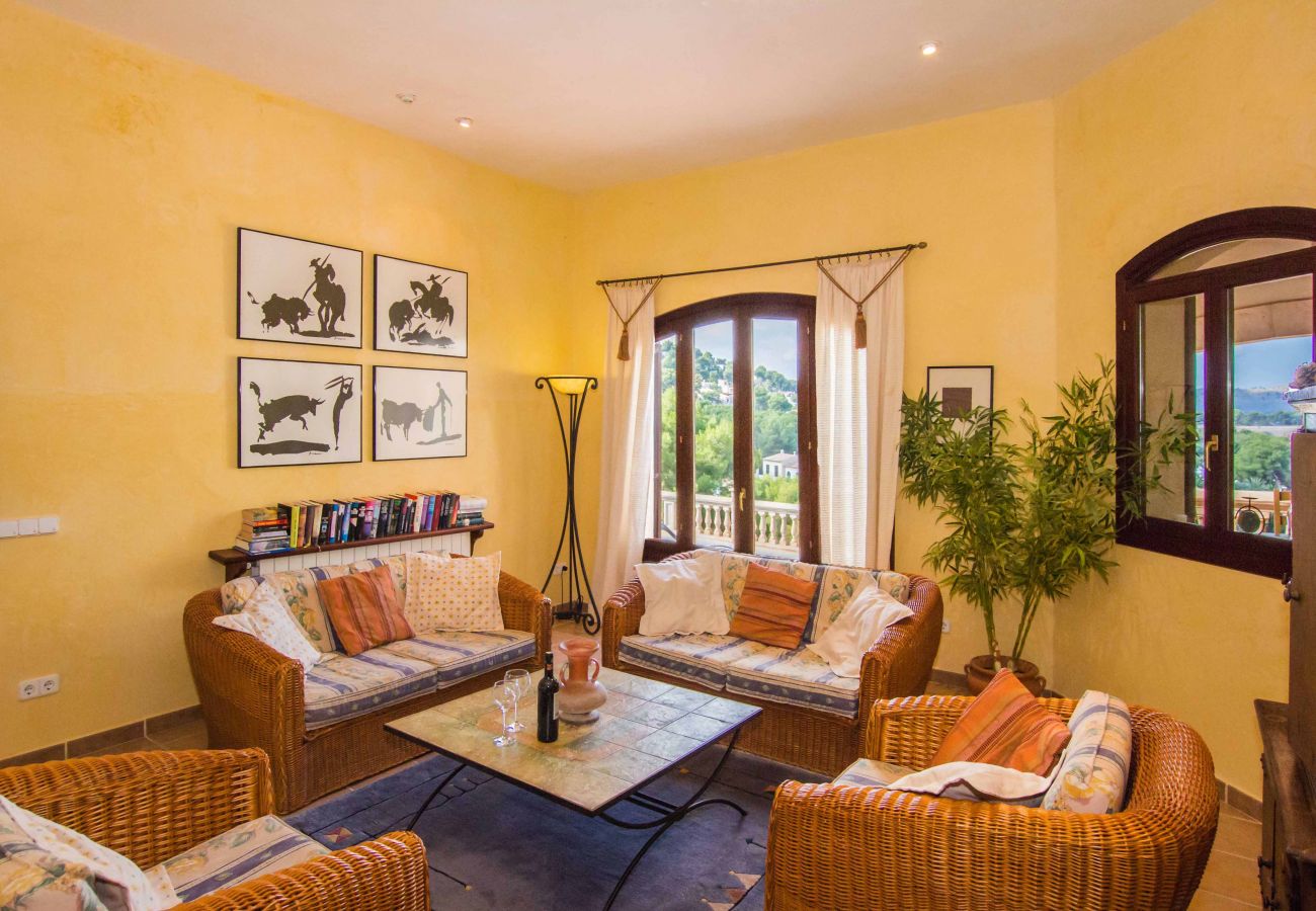 Wohnzimmer und Sessel der Finca Casa Canyamel bei Canyamel