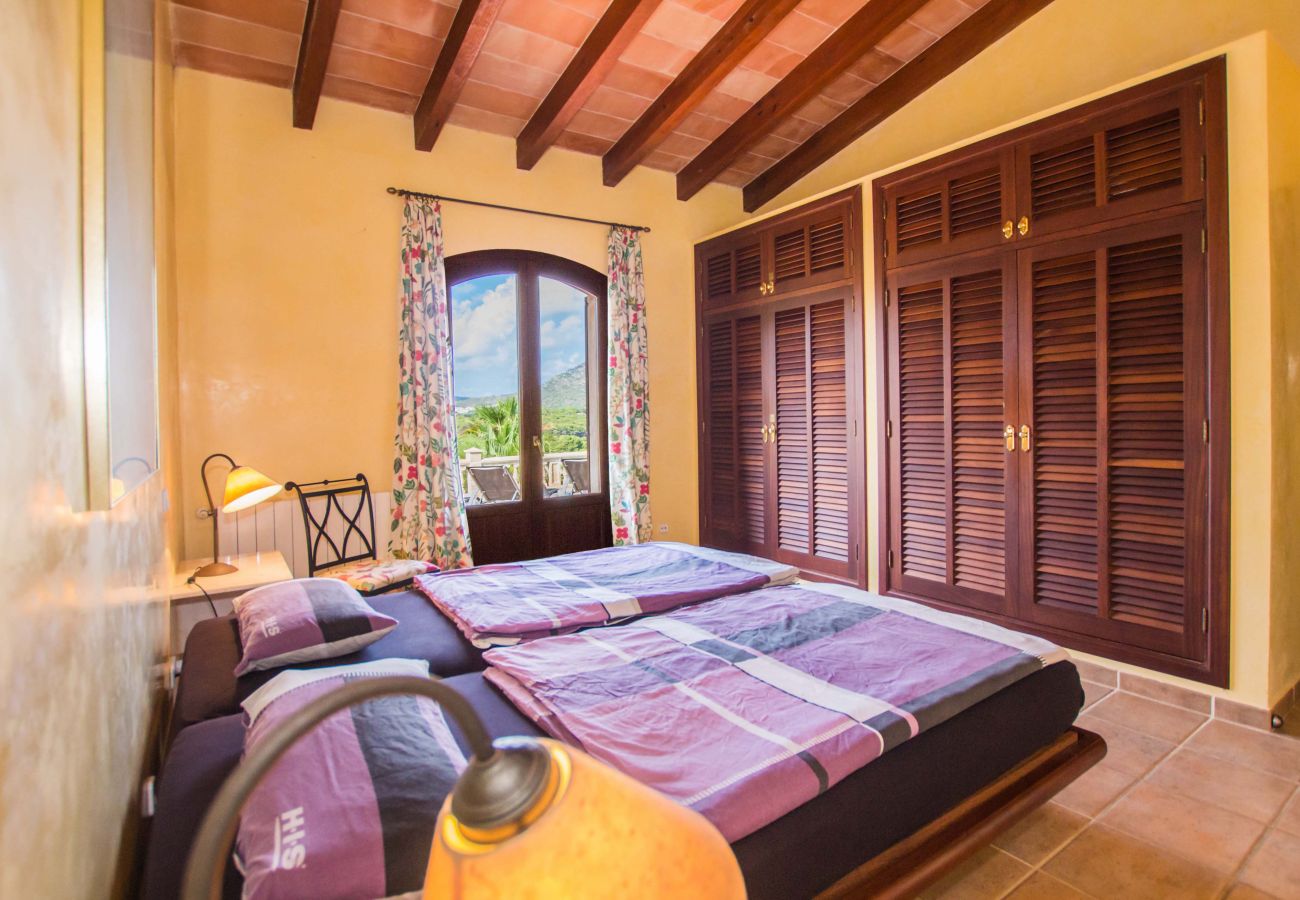 Schlafzimmer mit zwei Einzelbetten der Finca Casa Canyamel bei Canyamel