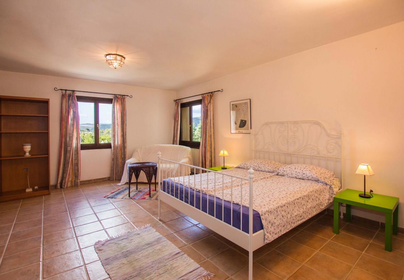Schlafzimmer mit Doppelbett der Finca Casa Canyamel bei Canyamel