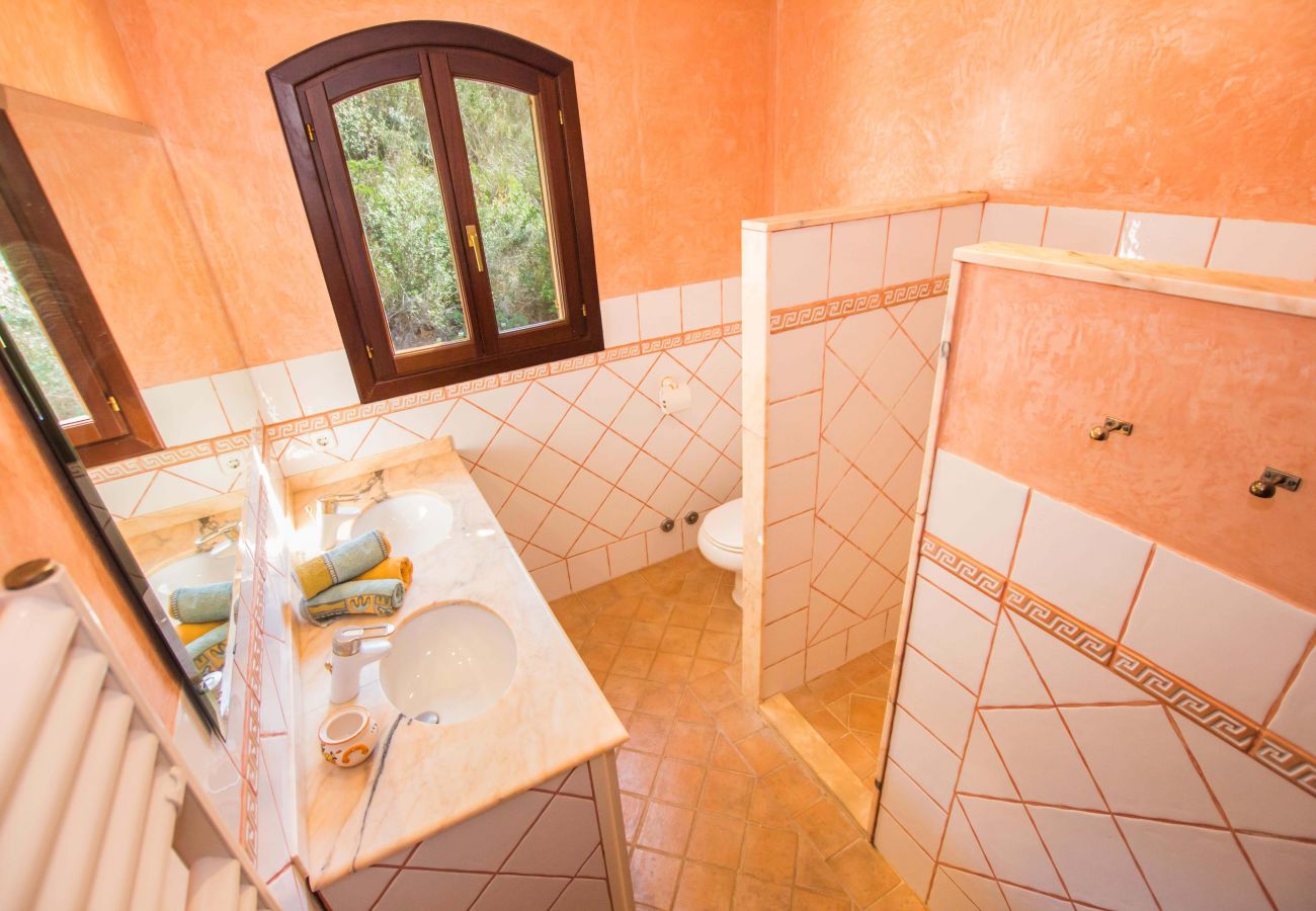 Badezimmer mit Dusche der Finca Casa Canyamel bei Canyamel