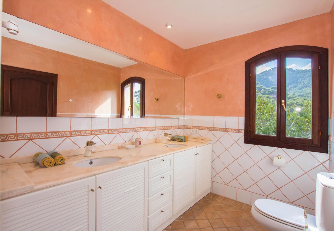 Badezimmer und Ausblick der Finca Casa Canyamel bei Canyamel