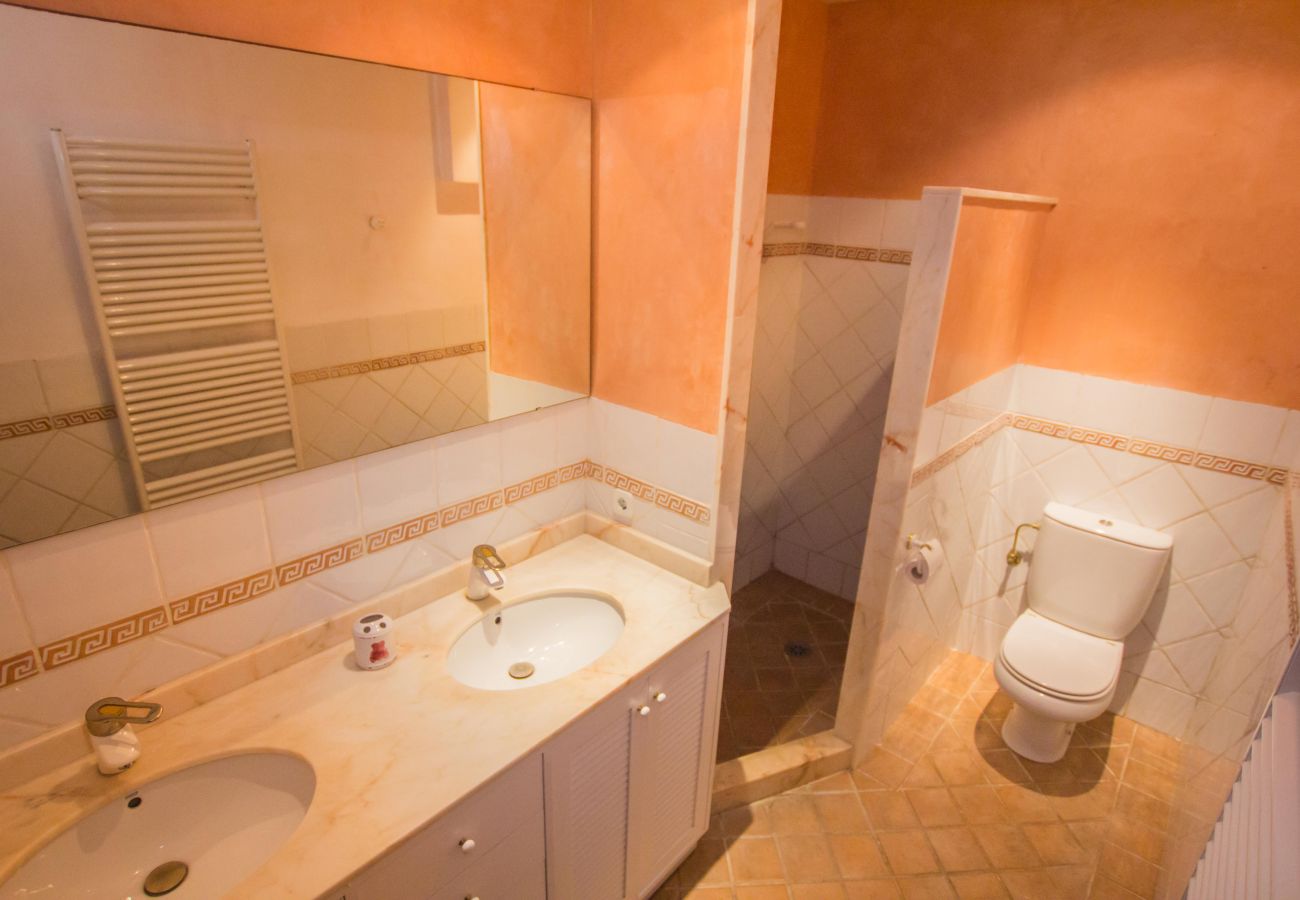 Badezimmer und Dusche der Finca Casa Canyamel bei Canyamel