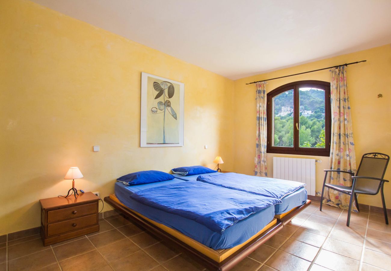 Schlafzimmer mit zwei Einzelbetten der Finca Casa Canyamel bei Canyamel