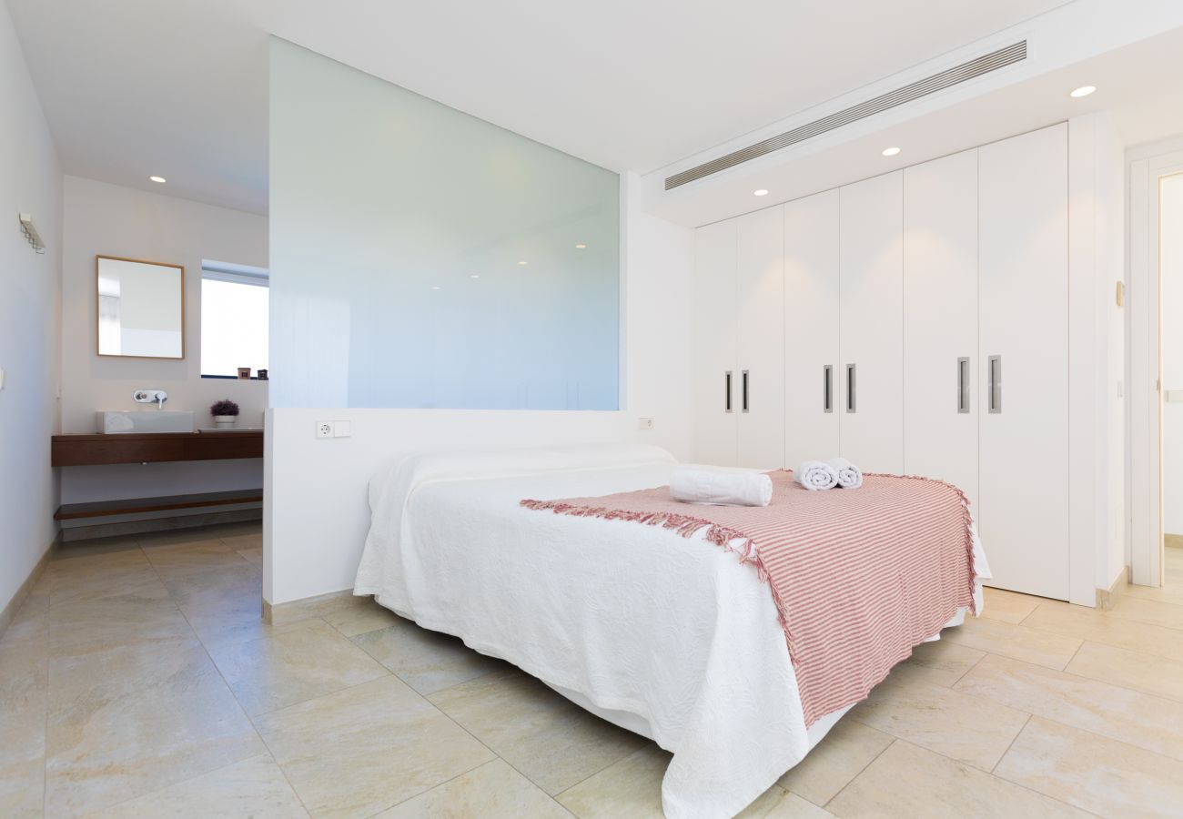 Schlafzimmer mit Doppelbett der Finca Ca Na Mariana bei Can Picafort