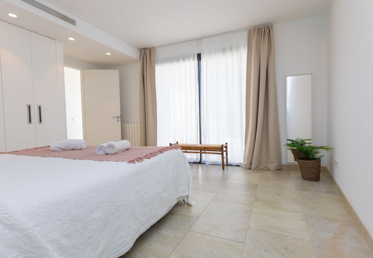 Schlafzimmer mit Doppelbett der Finca Ca Na Mariana bei Can Picafort