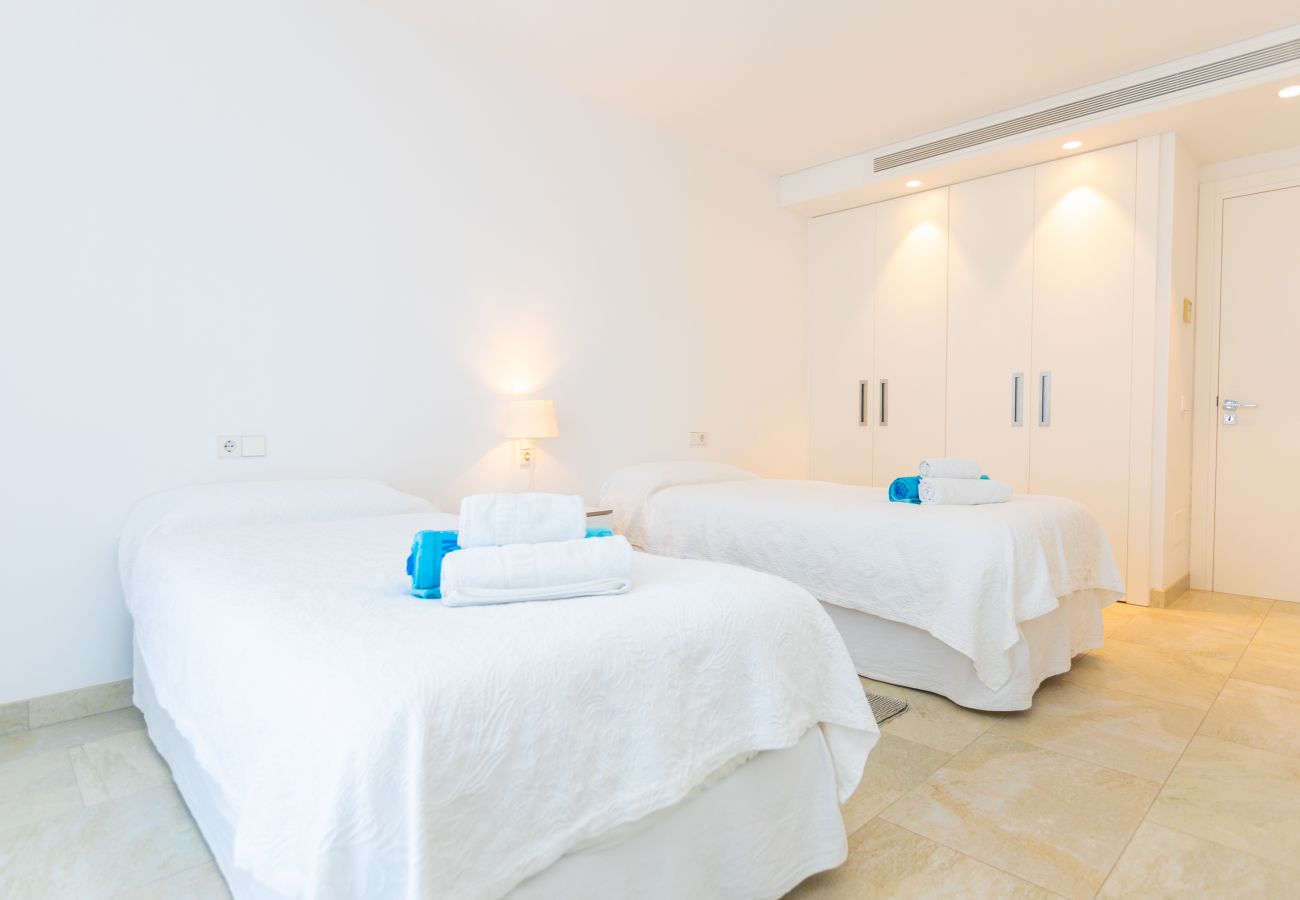 Schlafzimmer mit zwei EInzelbetten der Finca Ca Na Mariana bei Can Picafort
