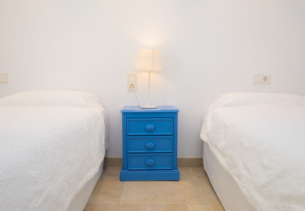 Schlafzimmer mit zwei EInzelbetten der Finca Ca Na Mariana bei Can Picafort
