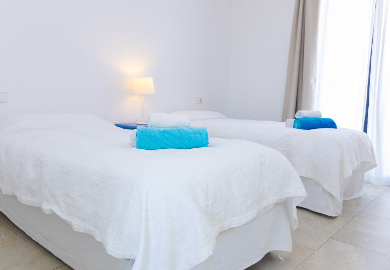 Schlafzimmer mit zwei Einzelbetten der Finca Ca Na Mariana bei Can Picafort