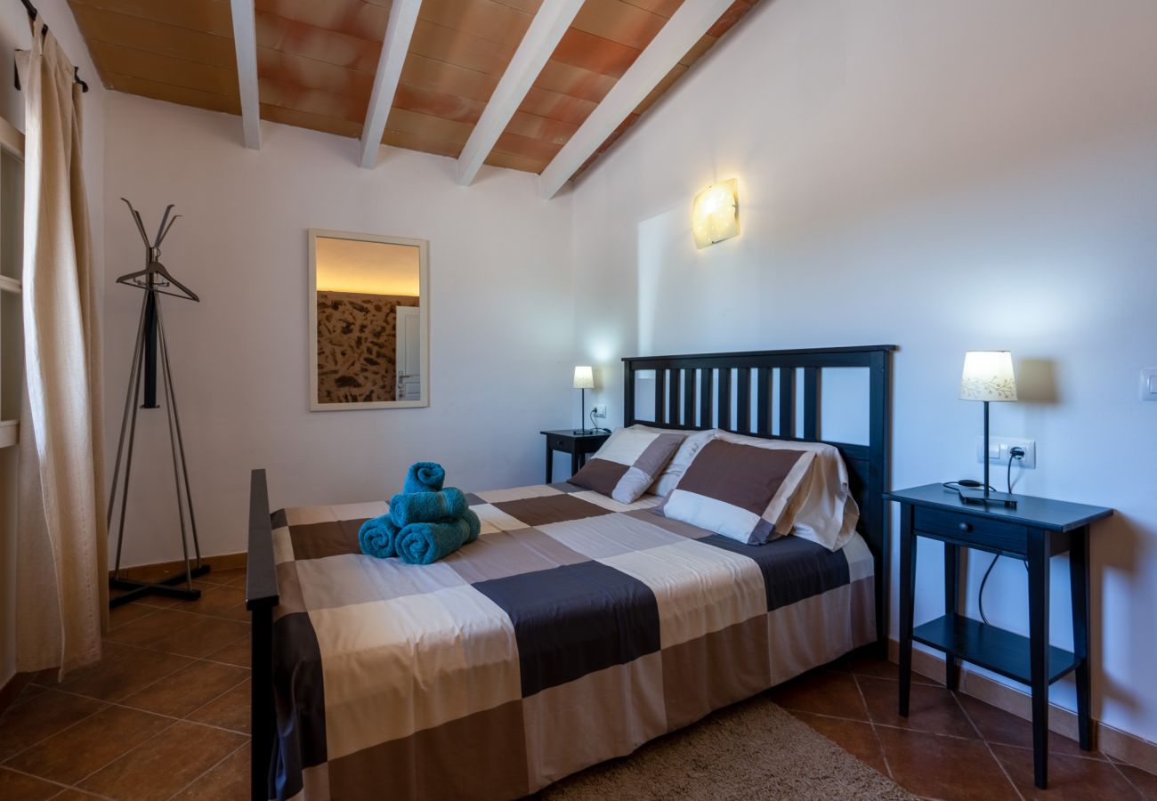 Schlafzimmer mit Doppelbett der Finca S'Estador in Manacor