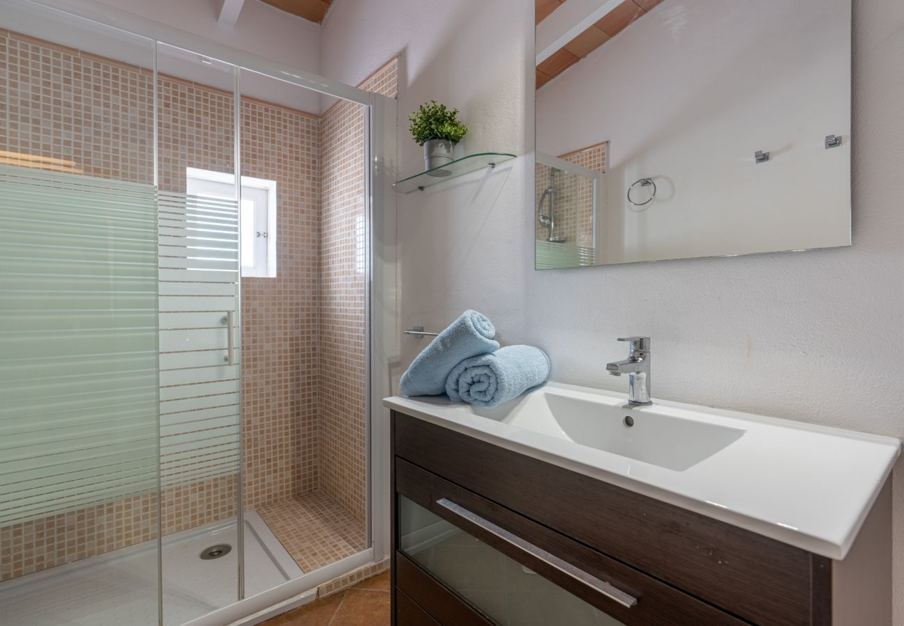 Badezimmer mit Dusche der Finca S'Estador in Manacor